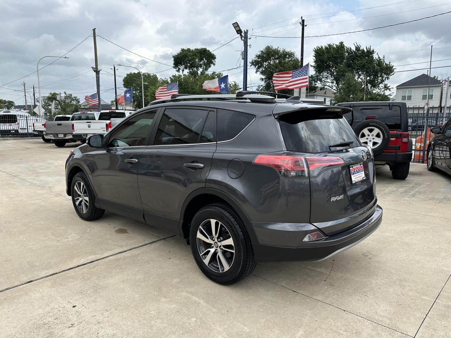 2018 Gray /Black Toyota RAV4 XLE FWD (2T3WFREV6JW) with an 2.5L L4 DOHC 16V engine, 6A transmission, located at 1501 West 15th St., Houston, 77008, (713) 869-2925, 29.797941, -95.411789 - Photo#3