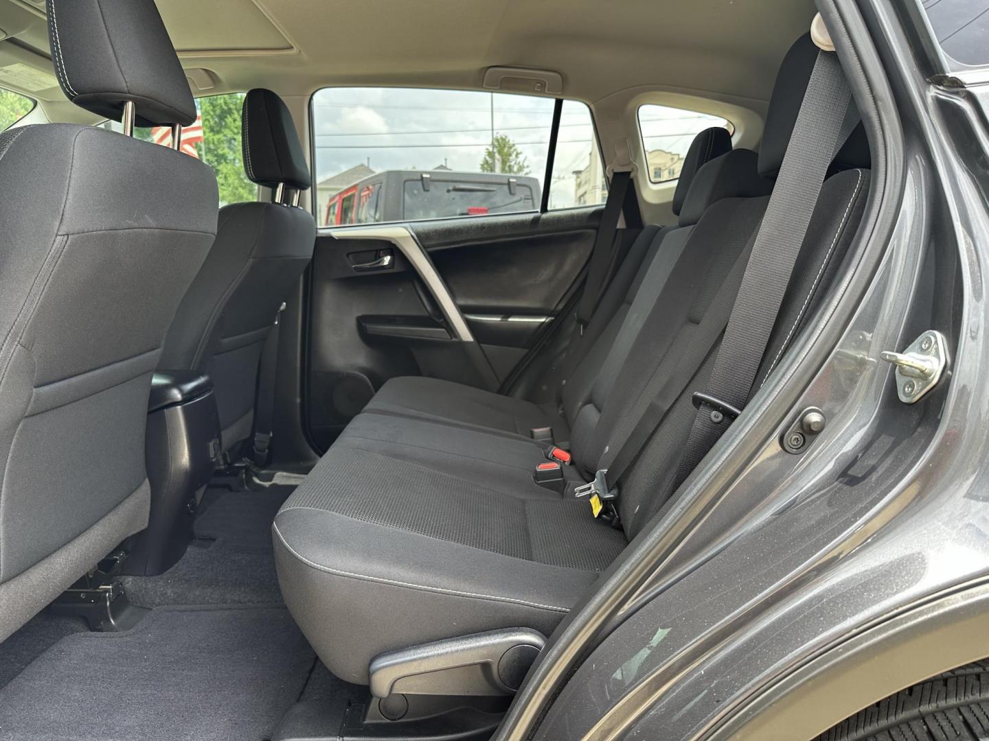 2018 Gray /Black Toyota RAV4 XLE FWD (2T3WFREV6JW) with an 2.5L L4 DOHC 16V engine, 6A transmission, located at 1501 West 15th St., Houston, 77008, (713) 869-2925, 29.797941, -95.411789 - Photo#5