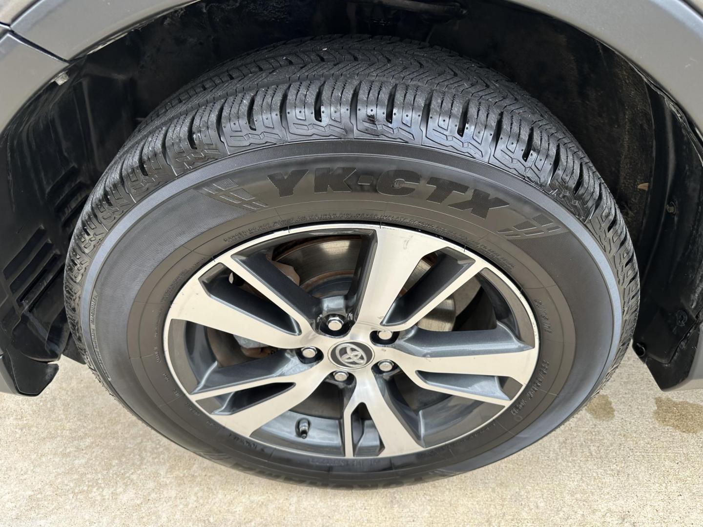 2018 Gray /Black Toyota RAV4 XLE FWD (2T3WFREV6JW) with an 2.5L L4 DOHC 16V engine, 6A transmission, located at 1501 West 15th St., Houston, 77008, (713) 869-2925, 29.797941, -95.411789 - Photo#11