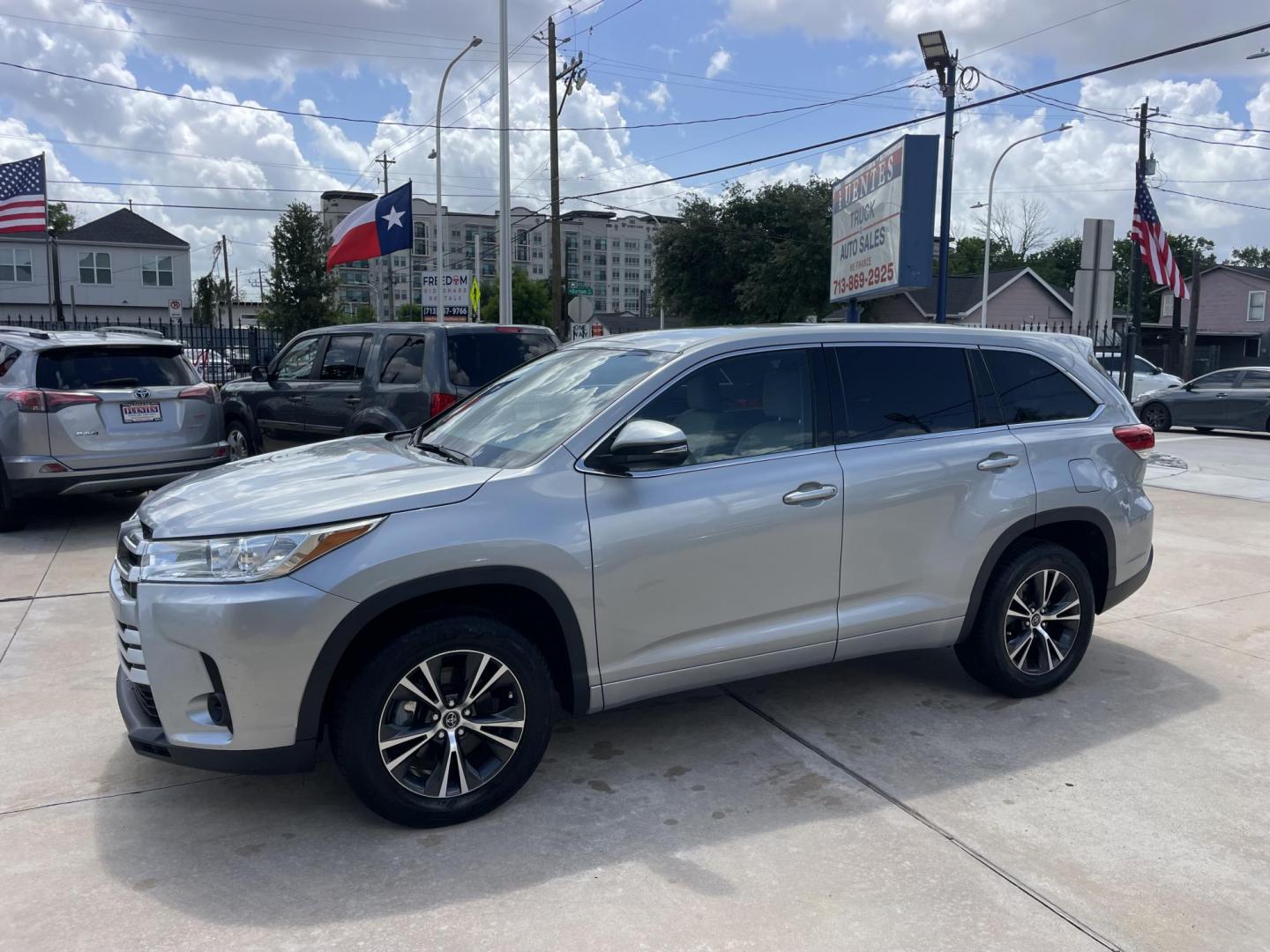 2017 Silver /Silver Toyota Highlander LE FWD I4 (5TDZARFH1HS) with an 2.7L L4 DOHC 16V engine, 6A transmission, located at 1501 West 15th St., Houston, 77008, (713) 869-2925, 29.797941, -95.411789 - Photo#0