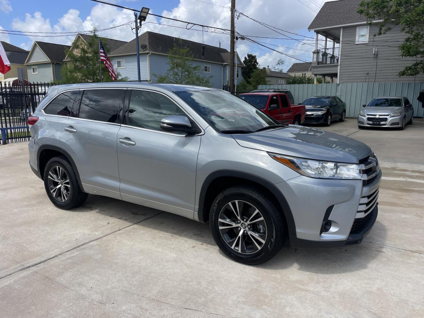 2017 Silver /Silver Toyota Highlander LE FWD I4 (5TDZARFH1HS) with an 2.7L L4 DOHC 16V engine, 6A transmission, located at 1501 West 15th St., Houston, 77008, (713) 869-2925, 29.797941, -95.411789 - Photo#1