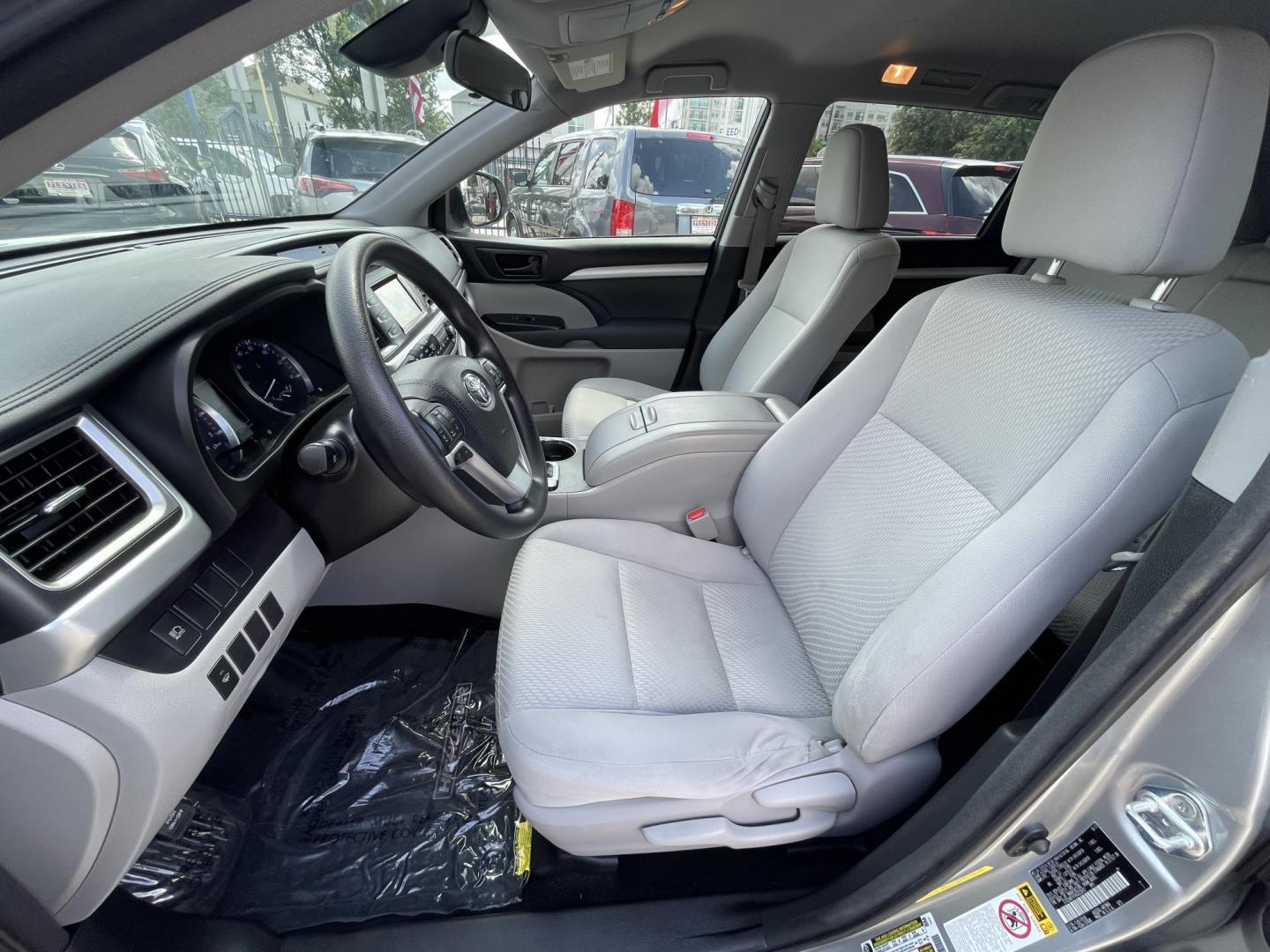 2017 Silver /Silver Toyota Highlander LE FWD I4 (5TDZARFH1HS) with an 2.7L L4 DOHC 16V engine, 6A transmission, located at 1501 West 15th St., Houston, 77008, (713) 869-2925, 29.797941, -95.411789 - Photo#4