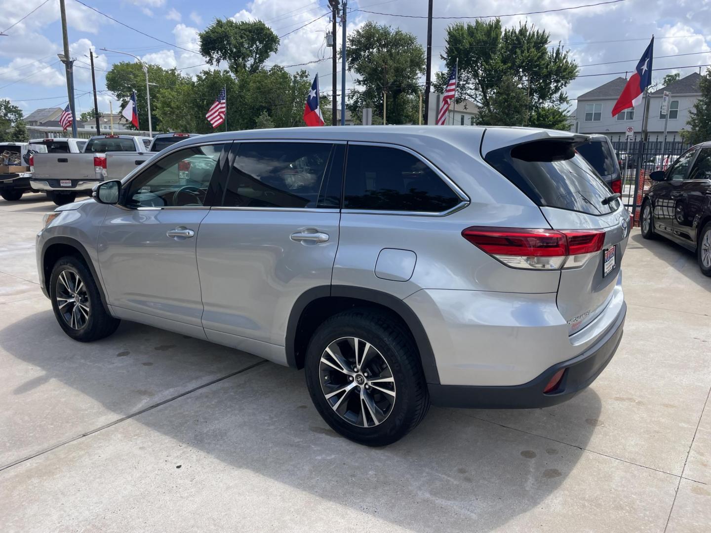 2017 Silver /Silver Toyota Highlander LE FWD I4 (5TDZARFH1HS) with an 2.7L L4 DOHC 16V engine, 6A transmission, located at 1501 West 15th St., Houston, 77008, (713) 869-2925, 29.797941, -95.411789 - Photo#3