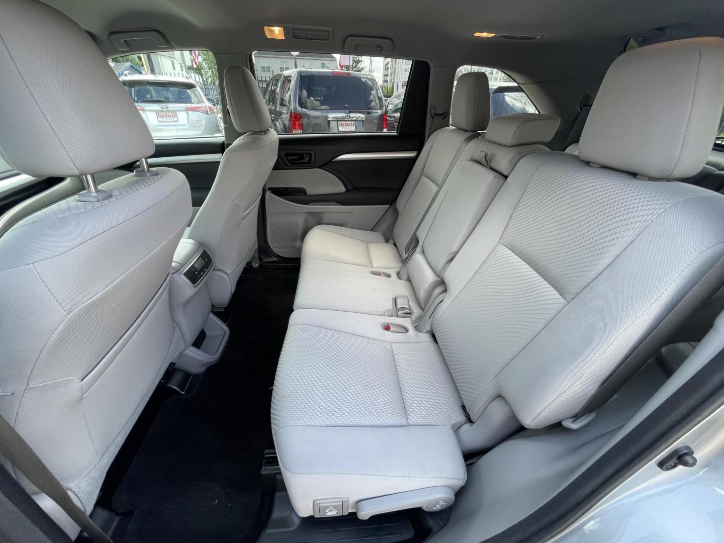 2017 Silver /Silver Toyota Highlander LE FWD I4 (5TDZARFH1HS) with an 2.7L L4 DOHC 16V engine, 6A transmission, located at 1501 West 15th St., Houston, 77008, (713) 869-2925, 29.797941, -95.411789 - Photo#5