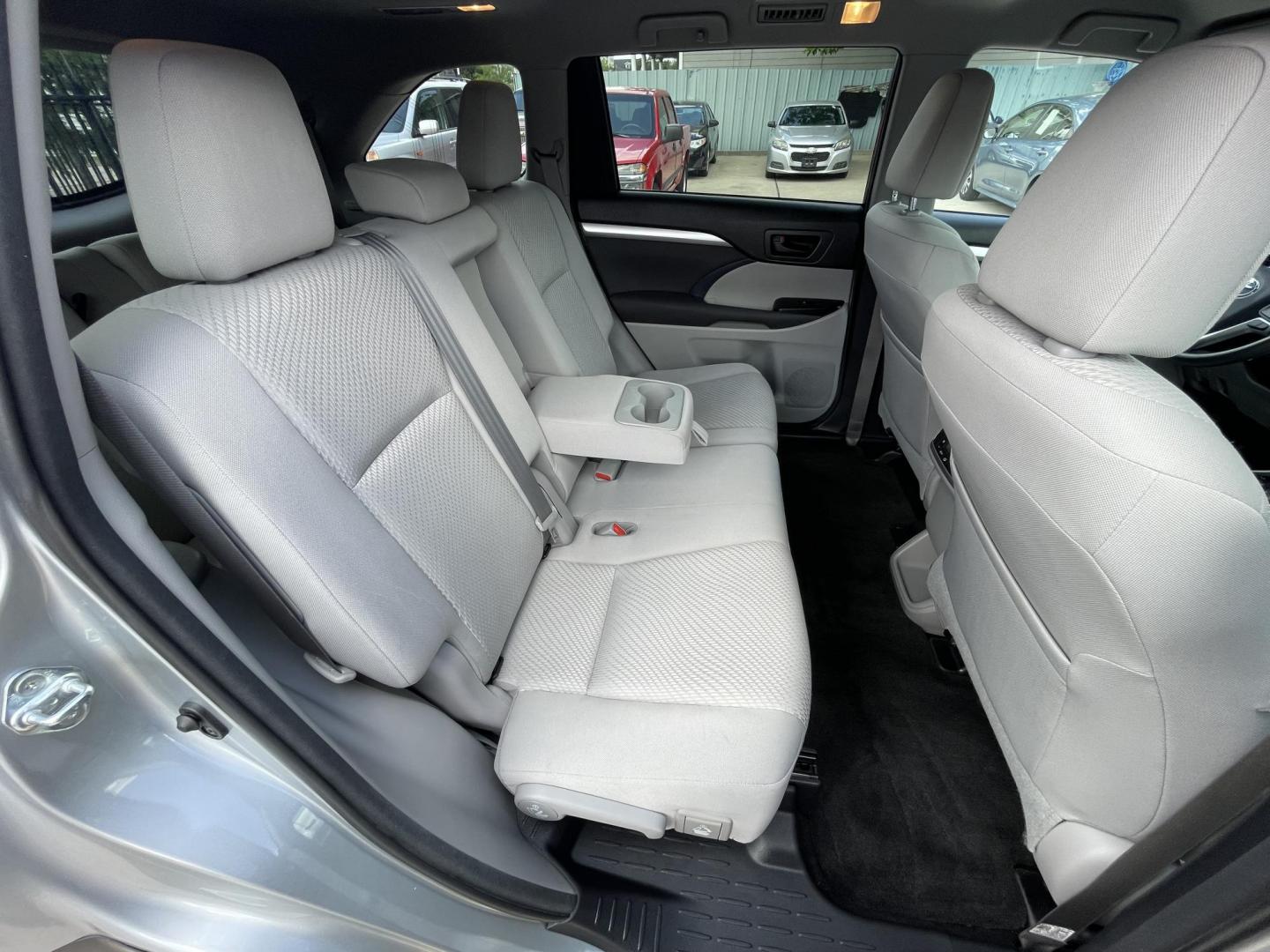 2017 Silver /Silver Toyota Highlander LE FWD I4 (5TDZARFH1HS) with an 2.7L L4 DOHC 16V engine, 6A transmission, located at 1501 West 15th St., Houston, 77008, (713) 869-2925, 29.797941, -95.411789 - Photo#7
