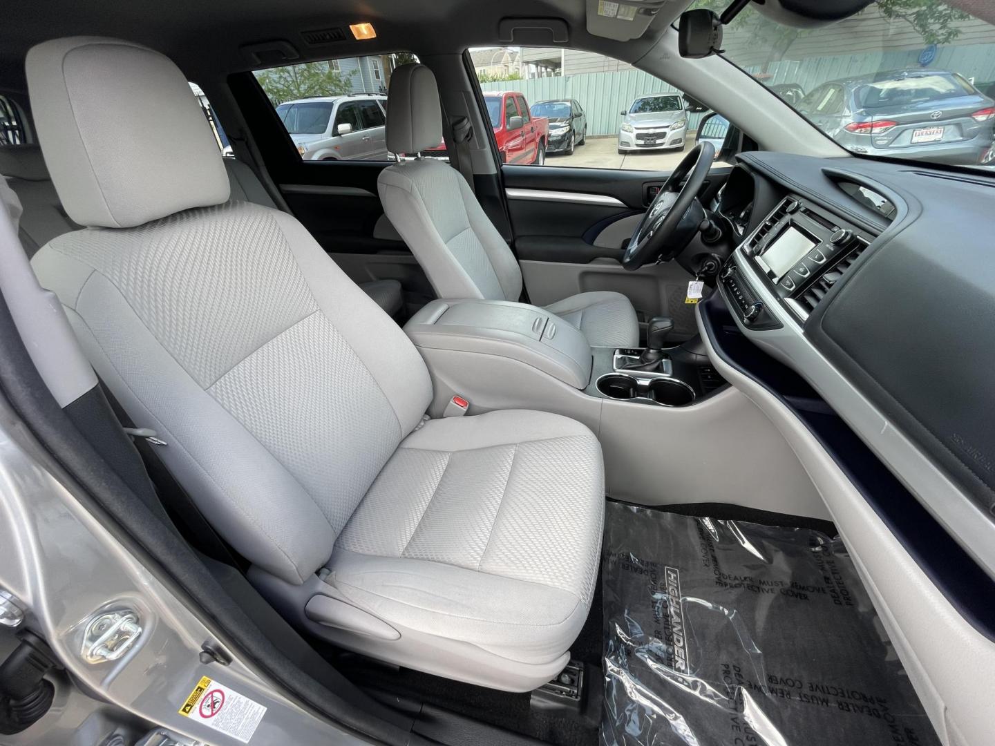2017 Silver /Silver Toyota Highlander LE FWD I4 (5TDZARFH1HS) with an 2.7L L4 DOHC 16V engine, 6A transmission, located at 1501 West 15th St., Houston, 77008, (713) 869-2925, 29.797941, -95.411789 - Photo#9