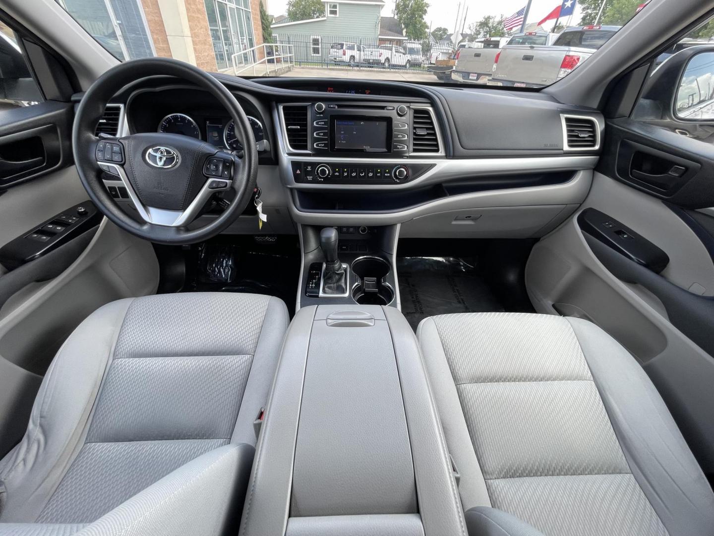 2017 Silver /Silver Toyota Highlander LE FWD I4 (5TDZARFH1HS) with an 2.7L L4 DOHC 16V engine, 6A transmission, located at 1501 West 15th St., Houston, 77008, (713) 869-2925, 29.797941, -95.411789 - Photo#10