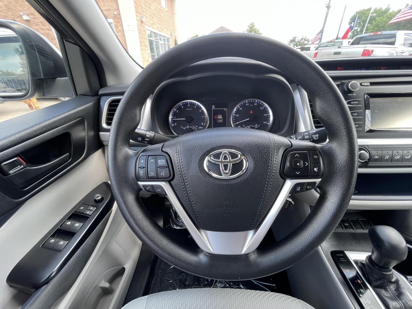 2017 Silver /Silver Toyota Highlander LE FWD I4 (5TDZARFH1HS) with an 2.7L L4 DOHC 16V engine, 6A transmission, located at 1501 West 15th St., Houston, 77008, (713) 869-2925, 29.797941, -95.411789 - Photo#11