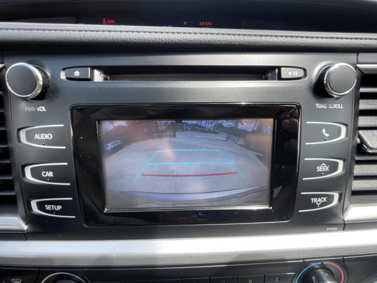 2017 Silver /Silver Toyota Highlander LE FWD I4 (5TDZARFH1HS) with an 2.7L L4 DOHC 16V engine, 6A transmission, located at 1501 West 15th St., Houston, 77008, (713) 869-2925, 29.797941, -95.411789 - Photo#13