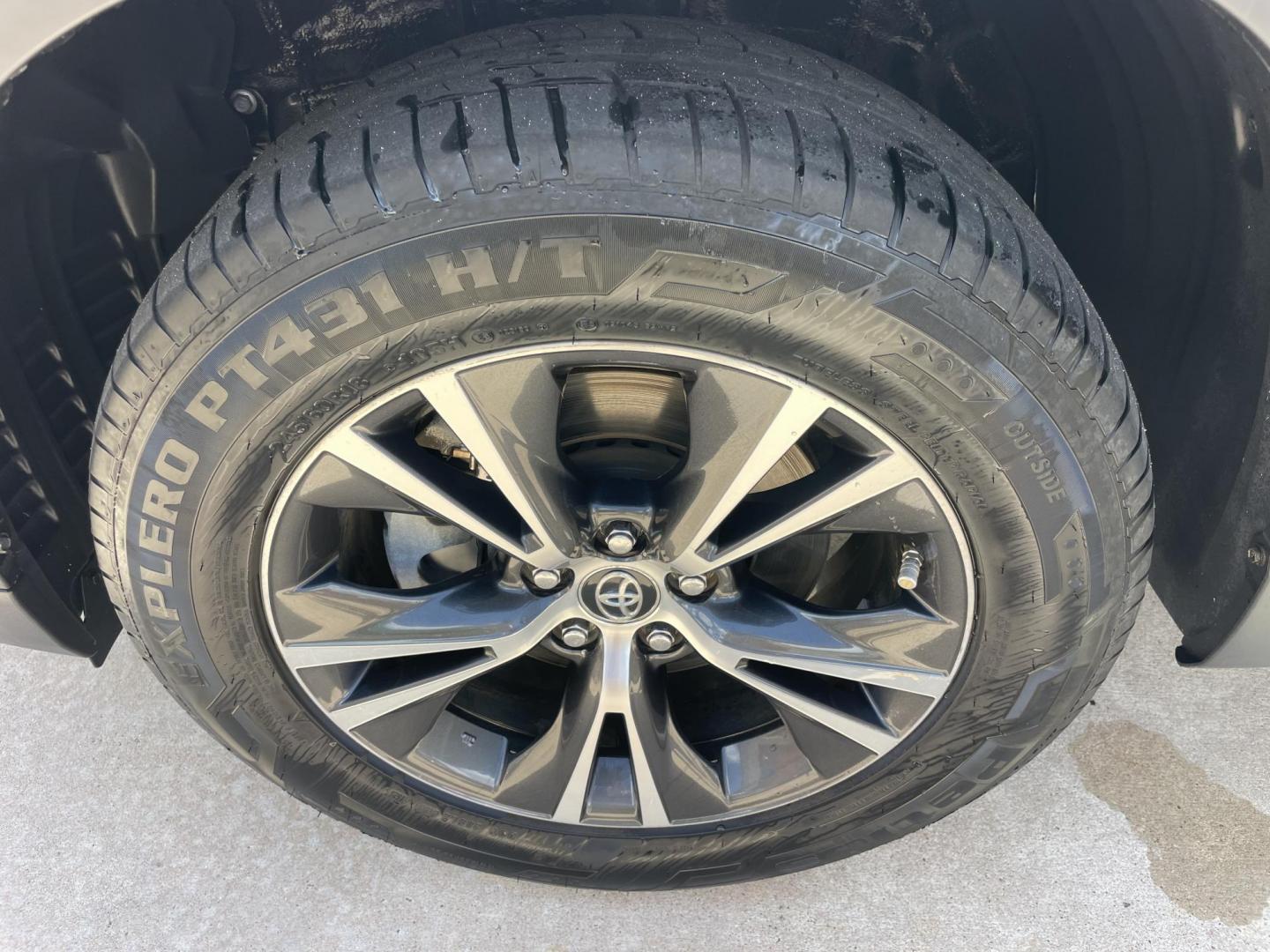 2017 Silver /Silver Toyota Highlander LE FWD I4 (5TDZARFH1HS) with an 2.7L L4 DOHC 16V engine, 6A transmission, located at 1501 West 15th St., Houston, 77008, (713) 869-2925, 29.797941, -95.411789 - Photo#15