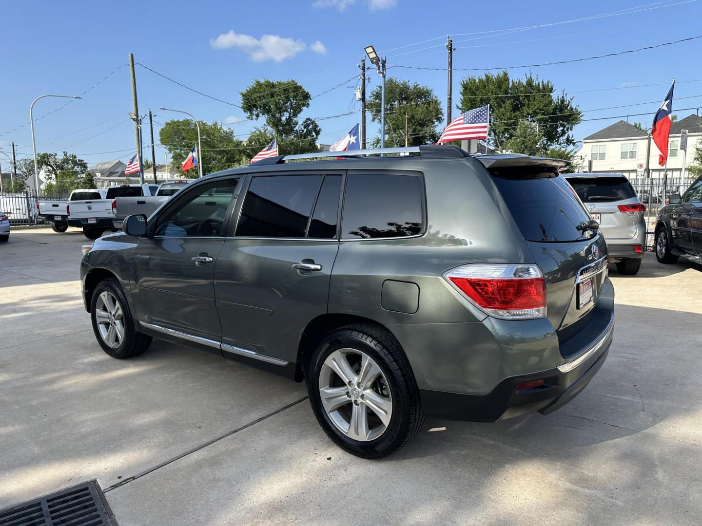 2013 Green /Black Toyota Highlander Limited 2WD (5TDYK3EH2DS) with an 3.5L V6 DOHC 24V engine, 5-Speed Automatic transmission, located at 1501 West 15th St., Houston, 77008, (713) 869-2925, 29.797941, -95.411789 - Photo#3