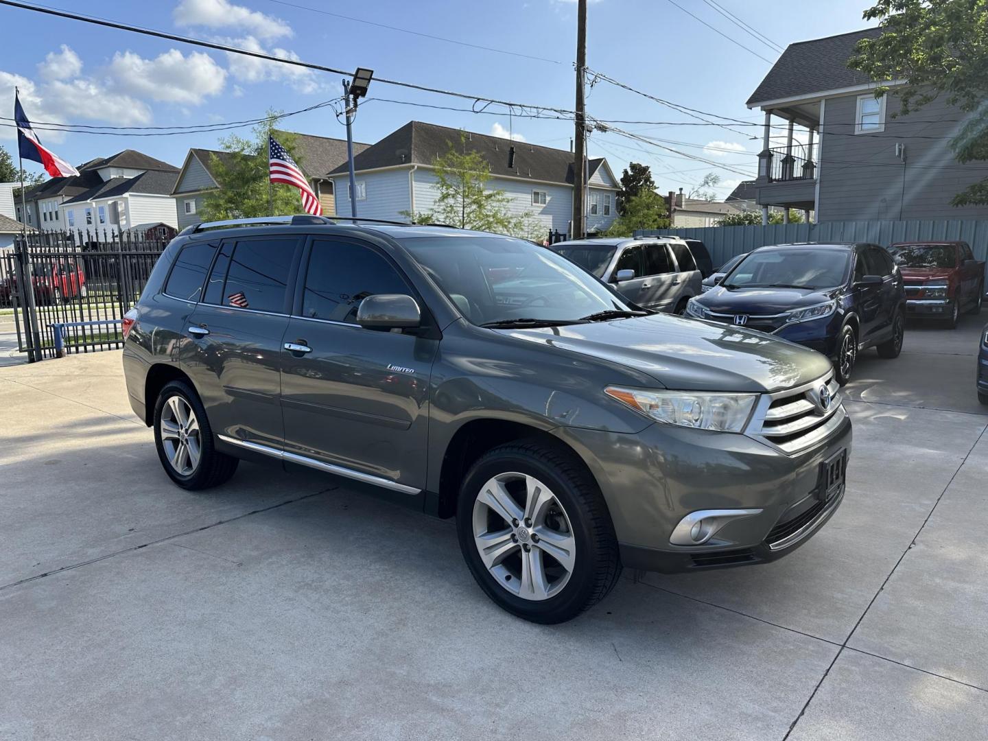 2013 Green /Black Toyota Highlander Limited 2WD (5TDYK3EH2DS) with an 3.5L V6 DOHC 24V engine, 5-Speed Automatic transmission, located at 1501 West 15th St., Houston, 77008, (713) 869-2925, 29.797941, -95.411789 - Photo#1