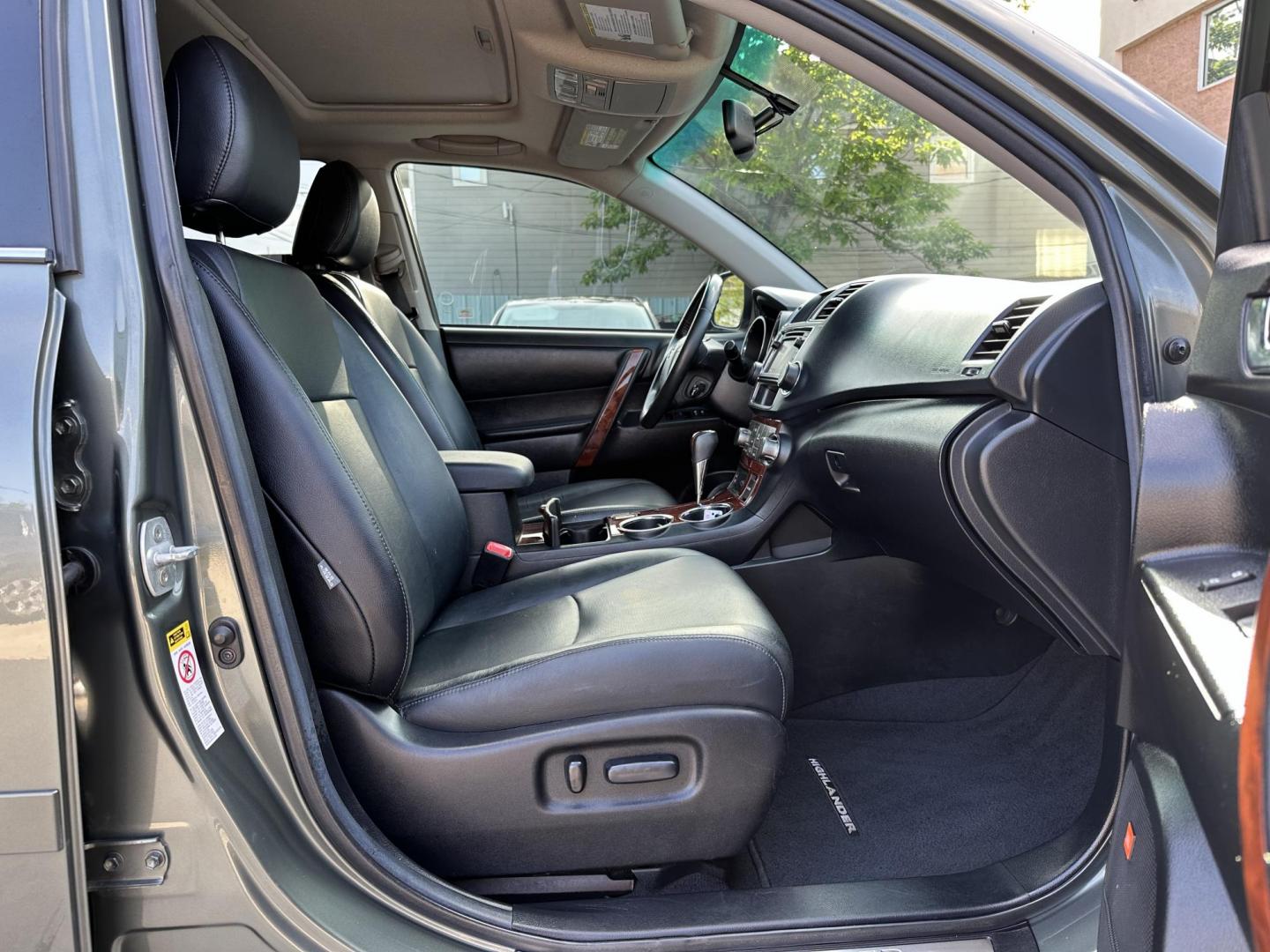 2013 Green /Black Toyota Highlander Limited 2WD (5TDYK3EH2DS) with an 3.5L V6 DOHC 24V engine, 5-Speed Automatic transmission, located at 1501 West 15th St., Houston, 77008, (713) 869-2925, 29.797941, -95.411789 - Photo#5