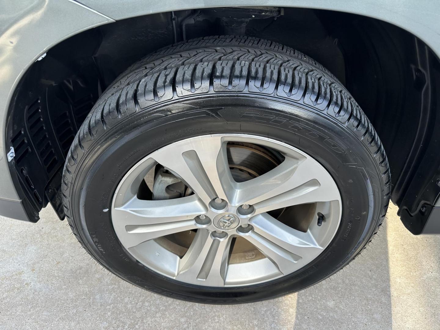 2013 Green /Black Toyota Highlander Limited 2WD (5TDYK3EH2DS) with an 3.5L V6 DOHC 24V engine, 5-Speed Automatic transmission, located at 1501 West 15th St., Houston, 77008, (713) 869-2925, 29.797941, -95.411789 - Photo#10