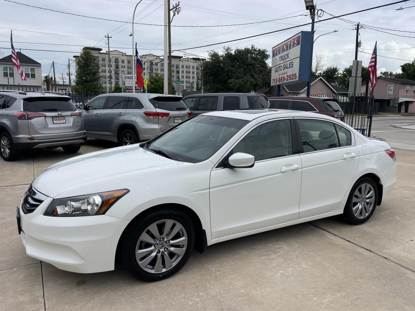 2012 White /Beige Honda Accord EX-L Sedan AT (1HGCP2F85CA) with an 2.4L L4 DOHC 16V engine, 5-Speed Automatic transmission, located at 1501 West 15th St., Houston, 77008, (713) 869-2925, 29.797941, -95.411789 - Photo#0