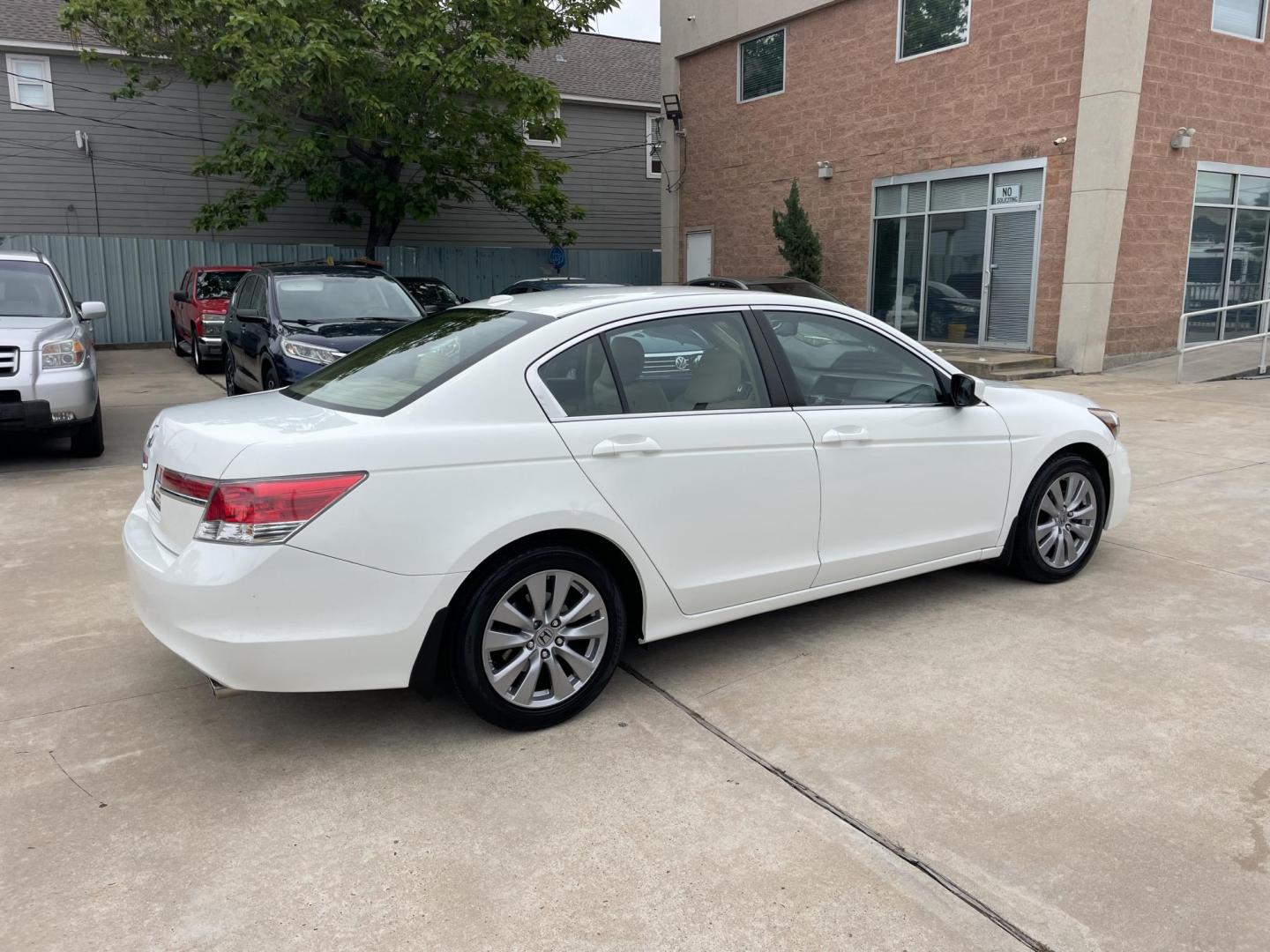 2012 White /Beige Honda Accord EX-L Sedan AT (1HGCP2F85CA) with an 2.4L L4 DOHC 16V engine, 5-Speed Automatic transmission, located at 1501 West 15th St., Houston, 77008, (713) 869-2925, 29.797941, -95.411789 - Photo#2