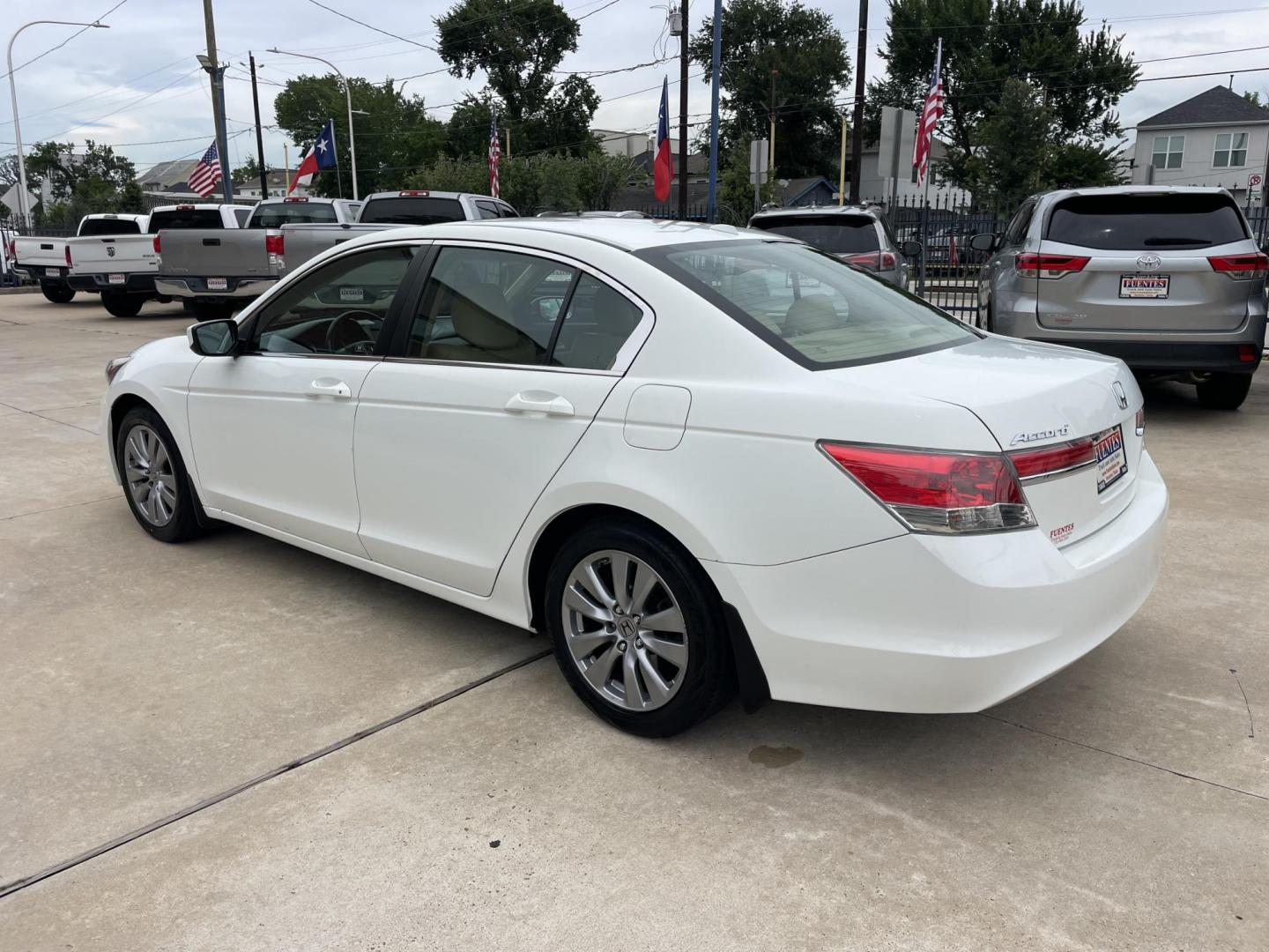 2012 White /Beige Honda Accord EX-L Sedan AT (1HGCP2F85CA) with an 2.4L L4 DOHC 16V engine, 5-Speed Automatic transmission, located at 1501 West 15th St., Houston, 77008, (713) 869-2925, 29.797941, -95.411789 - Photo#3