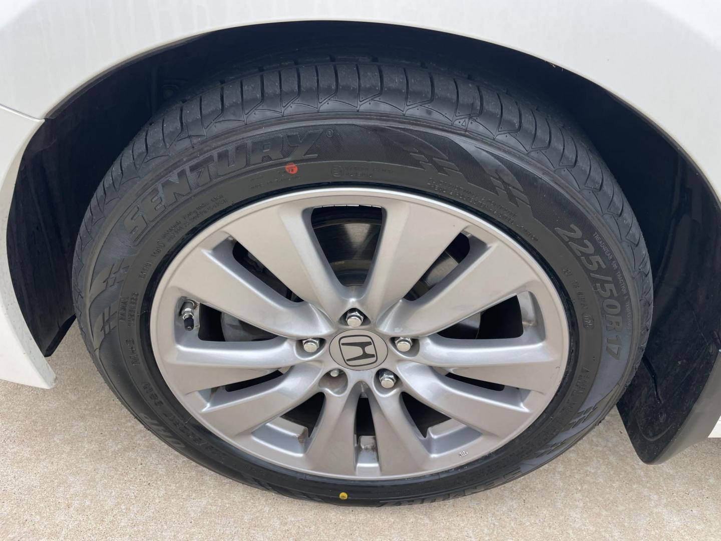 2012 White /Beige Honda Accord EX-L Sedan AT (1HGCP2F85CA) with an 2.4L L4 DOHC 16V engine, 5-Speed Automatic transmission, located at 1501 West 15th St., Houston, 77008, (713) 869-2925, 29.797941, -95.411789 - Photo#16