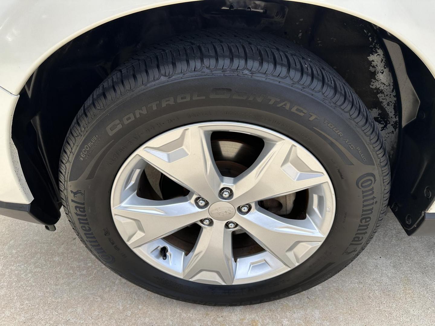 2015 White /Grey Subaru Forester 2.5i Premium (JF2SJADC8FH) with an 2.5L H4 SOHC 16V engine, 6-Speed Automatic transmission, located at 1501 West 15th St., Houston, 77008, (713) 869-2925, 29.797941, -95.411789 - Photo#11