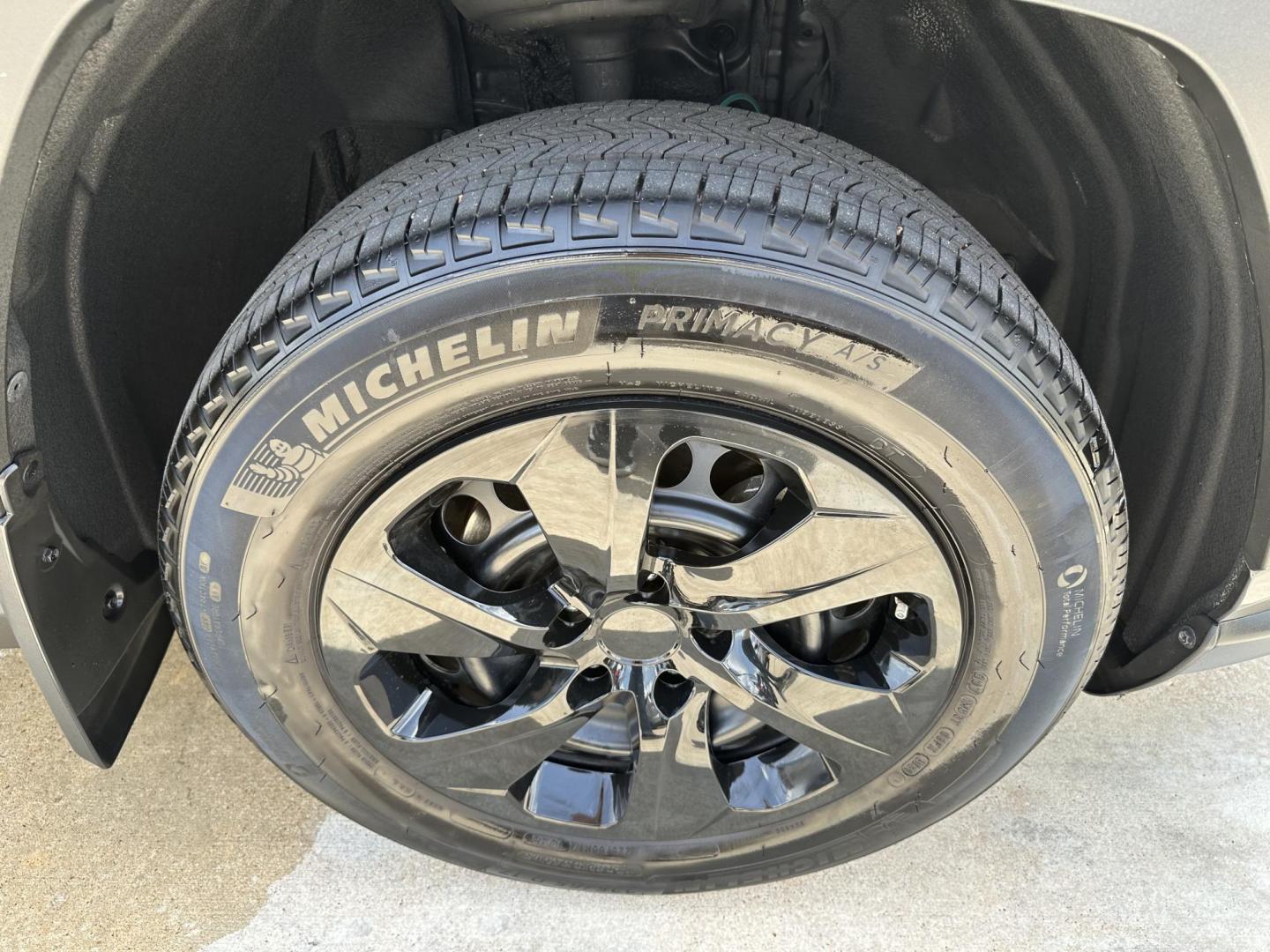 2021 Gray /Black Toyota RAV4 LE (2T3H1RFVXMC) with an 2.5L L4 DOHC 16V engine, 8A transmission, located at 1501 West 15th St., Houston, 77008, (713) 869-2925, 29.797941, -95.411789 - Photo#10