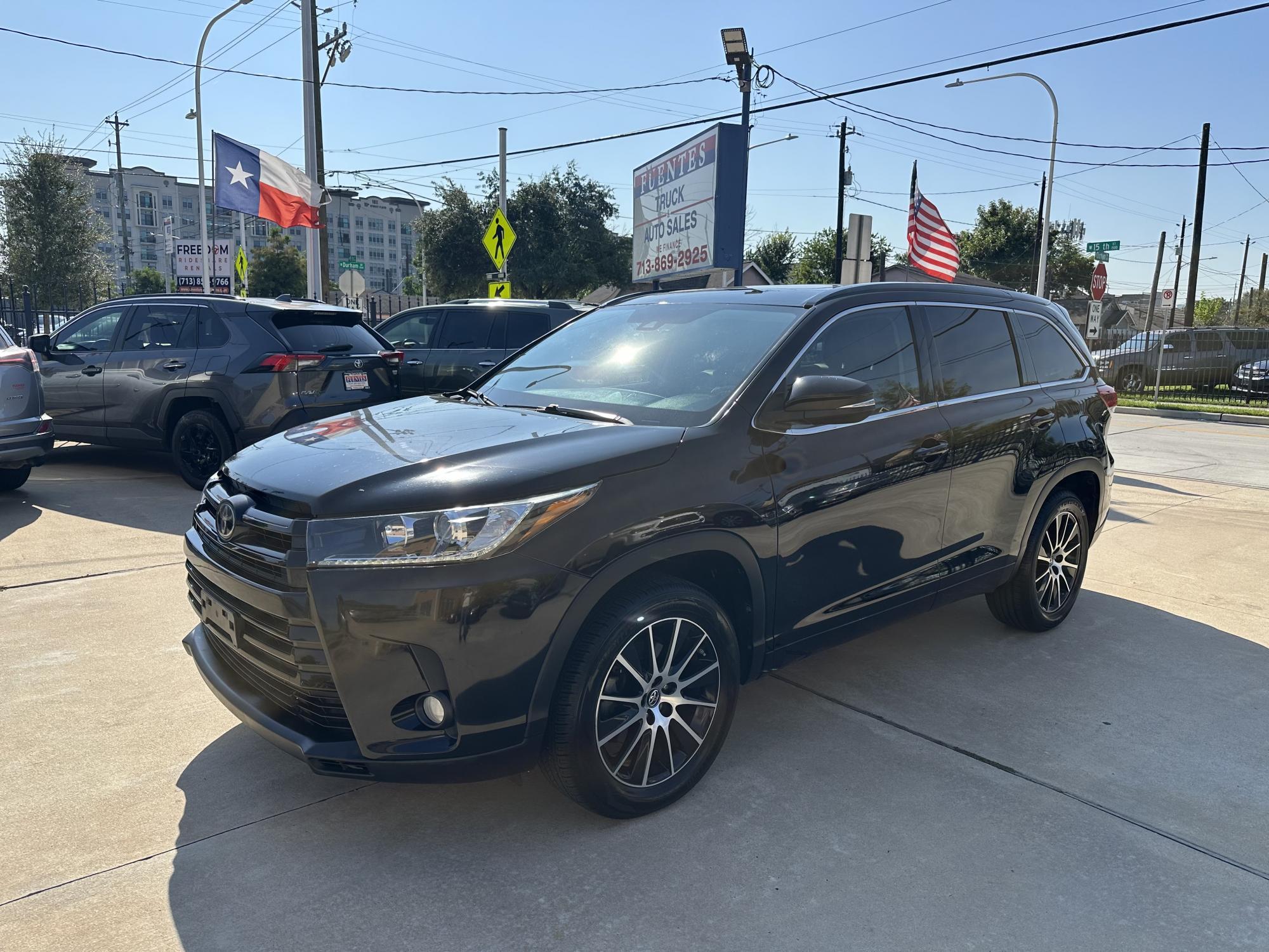 photo of 2017 Toyota Highlander SE FWD V6