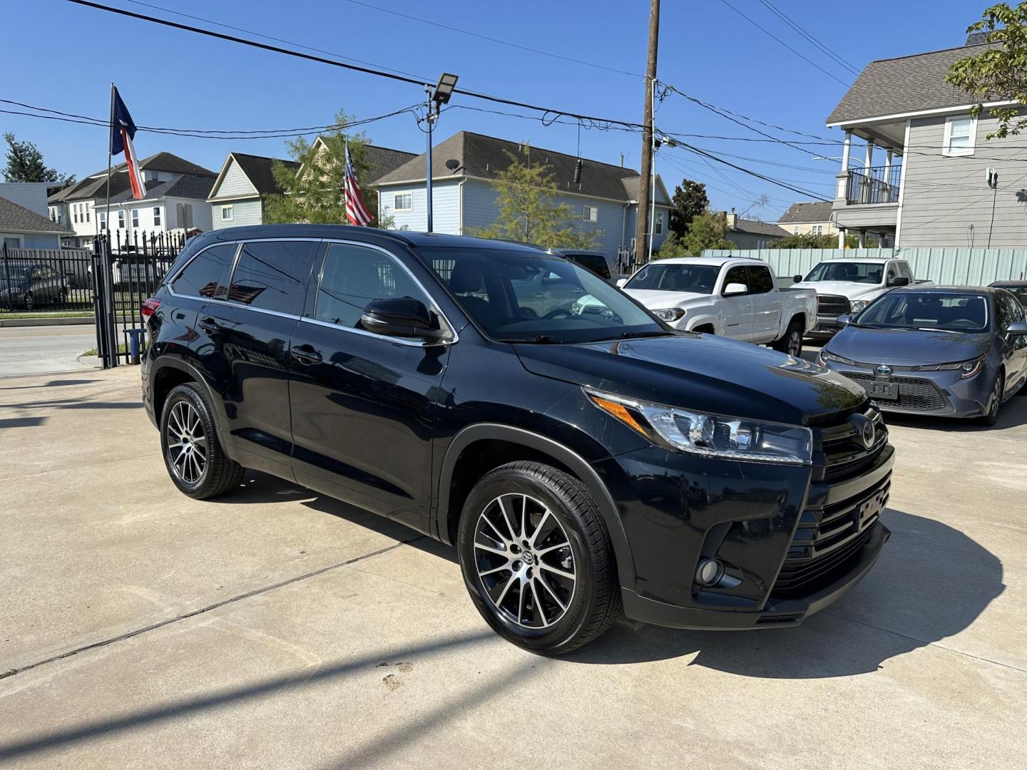 2017 Black /Black Toyota Highlander SE FWD V6 (5TDKZRFH7HS) with an 3.5L V6 DOHC 24V engine, 6A transmission, located at 1501 West 15th St., Houston, 77008, (713) 869-2925, 29.797941, -95.411789 - Photo#1