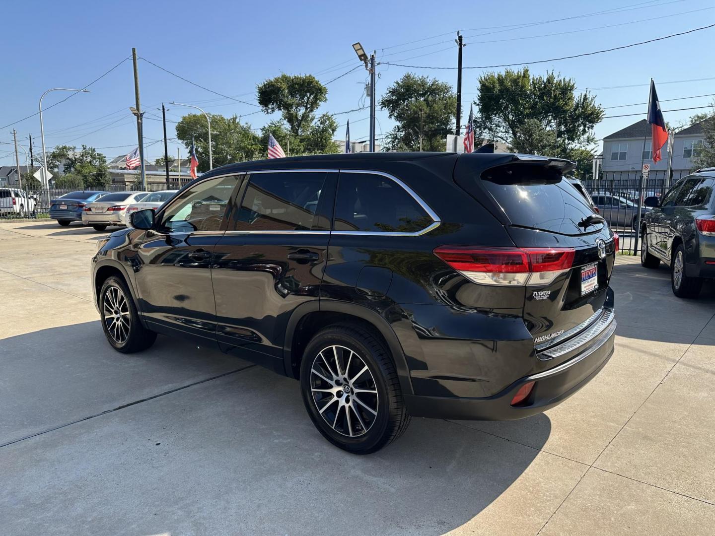 2017 Black /Black Toyota Highlander SE FWD V6 (5TDKZRFH7HS) with an 3.5L V6 DOHC 24V engine, 6A transmission, located at 1501 West 15th St., Houston, 77008, (713) 869-2925, 29.797941, -95.411789 - Photo#3