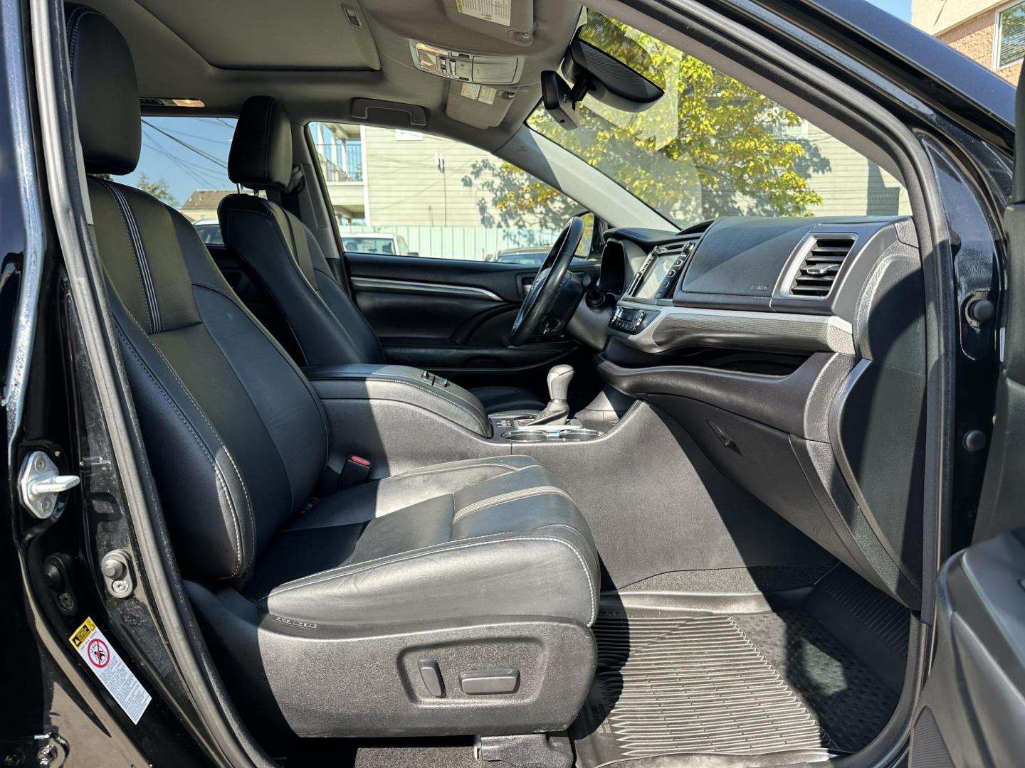 2017 Black /Black Toyota Highlander SE FWD V6 (5TDKZRFH7HS) with an 3.5L V6 DOHC 24V engine, 6A transmission, located at 1501 West 15th St., Houston, 77008, (713) 869-2925, 29.797941, -95.411789 - Photo#4