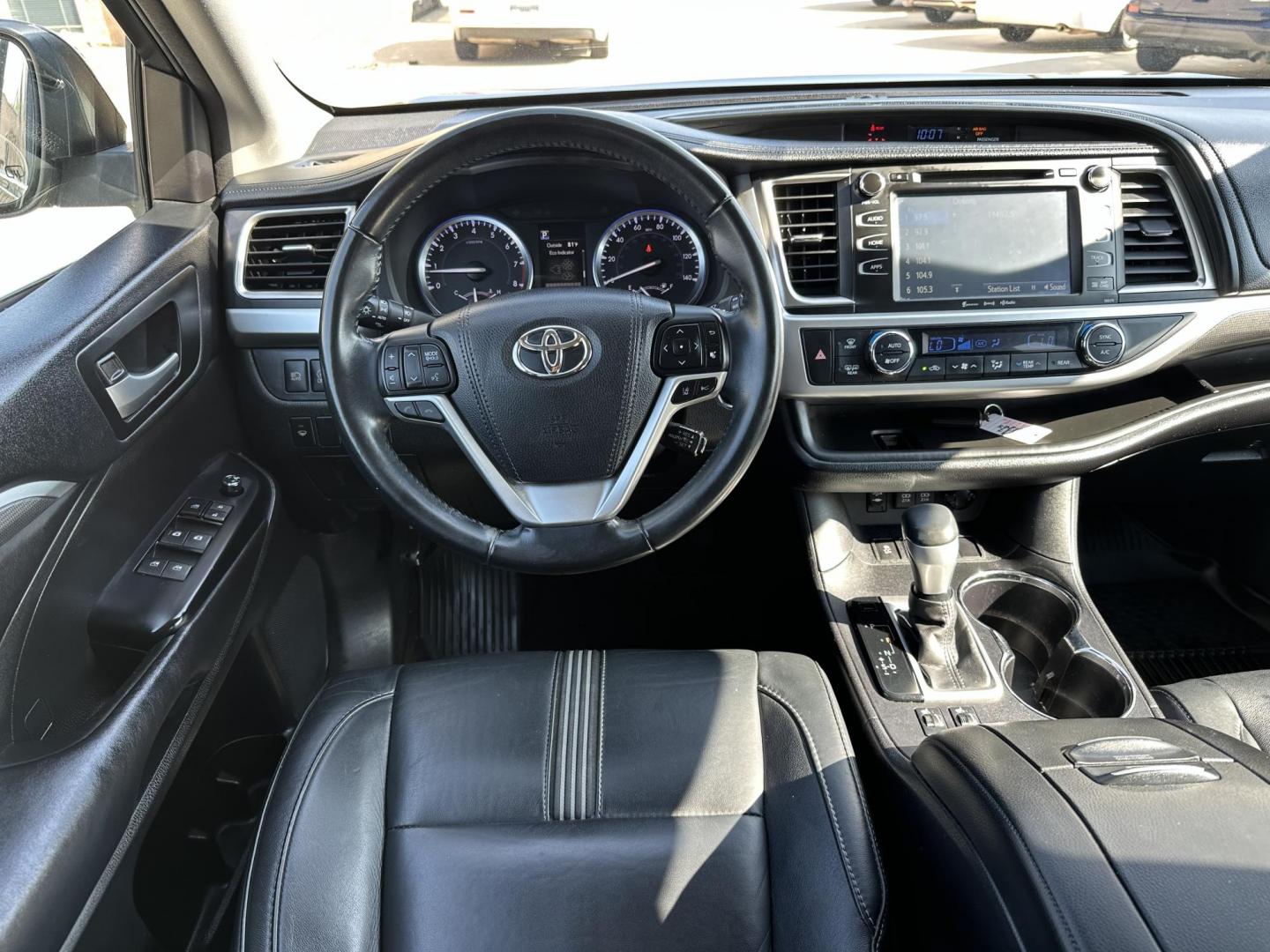 2017 Black /Black Toyota Highlander SE FWD V6 (5TDKZRFH7HS) with an 3.5L V6 DOHC 24V engine, 6A transmission, located at 1501 West 15th St., Houston, 77008, (713) 869-2925, 29.797941, -95.411789 - Photo#9