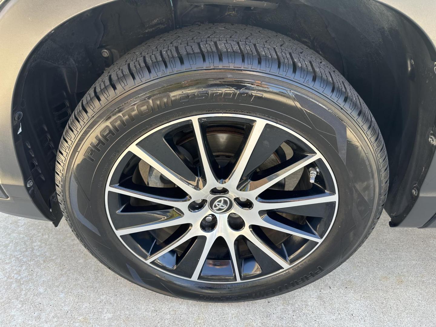 2017 Black /Black Toyota Highlander SE FWD V6 (5TDKZRFH7HS) with an 3.5L V6 DOHC 24V engine, 6A transmission, located at 1501 West 15th St., Houston, 77008, (713) 869-2925, 29.797941, -95.411789 - Photo#11