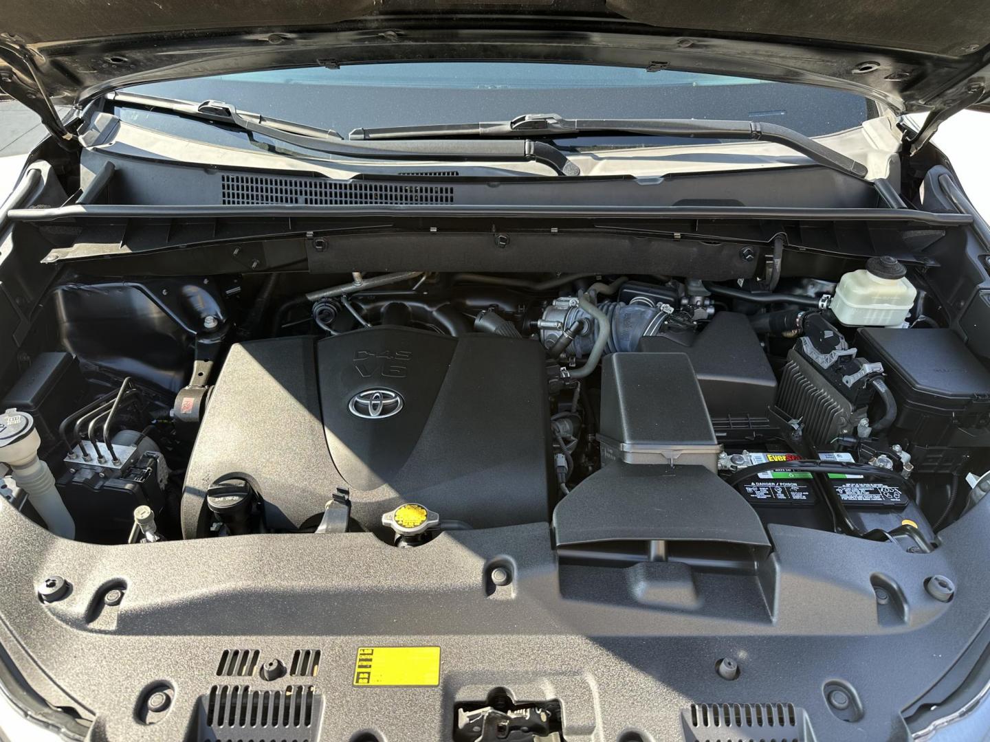 2017 Black /Black Toyota Highlander SE FWD V6 (5TDKZRFH7HS) with an 3.5L V6 DOHC 24V engine, 6A transmission, located at 1501 West 15th St., Houston, 77008, (713) 869-2925, 29.797941, -95.411789 - Photo#12