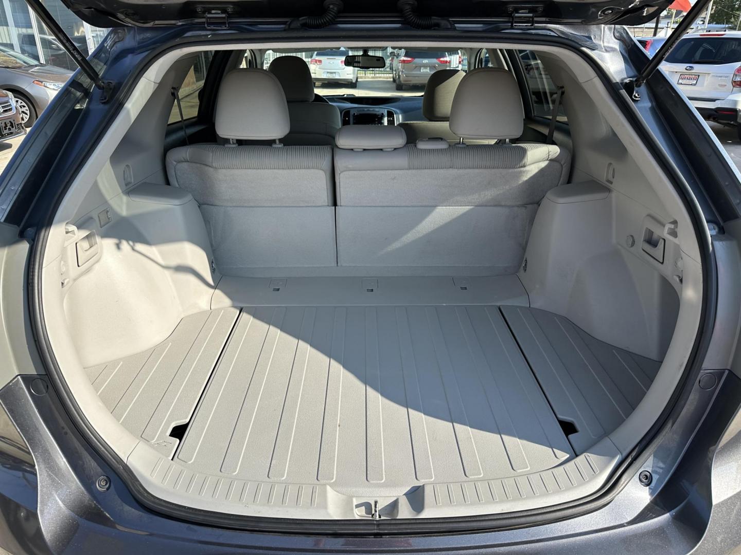 2011 Gray Toyota Venza FWD I4 (4T3ZA3BB7BU) with an 2.7L L4 DOHC 16V engine, 6-Speed Automatic transmission, located at 1501 West 15th St., Houston, 77008, (713) 869-2925, 29.797941, -95.411789 - Photo#4