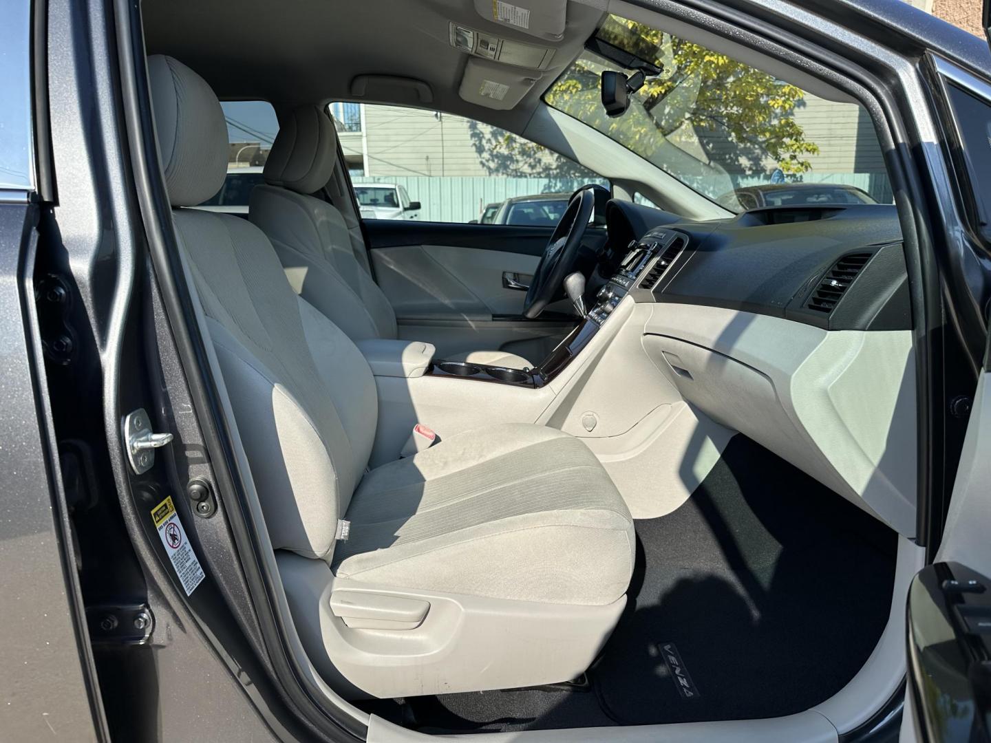 2011 Gray Toyota Venza FWD I4 (4T3ZA3BB7BU) with an 2.7L L4 DOHC 16V engine, 6-Speed Automatic transmission, located at 1501 West 15th St., Houston, 77008, (713) 869-2925, 29.797941, -95.411789 - Photo#5