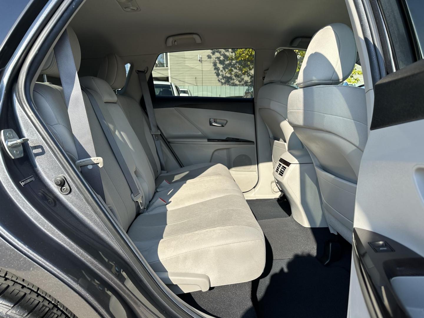 2011 Gray Toyota Venza FWD I4 (4T3ZA3BB7BU) with an 2.7L L4 DOHC 16V engine, 6-Speed Automatic transmission, located at 1501 West 15th St., Houston, 77008, (713) 869-2925, 29.797941, -95.411789 - Photo#6
