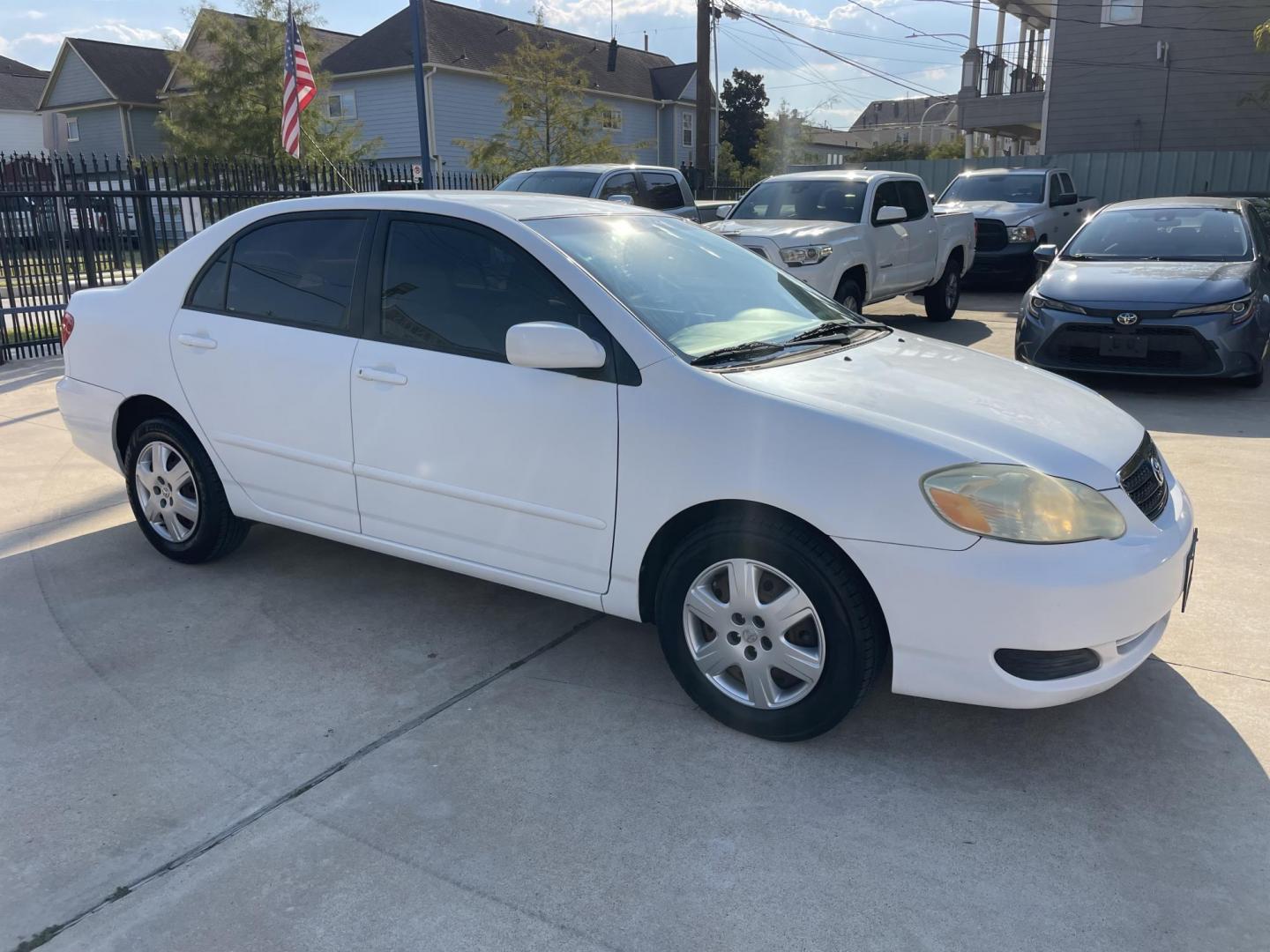2006 White /Beige Toyota Corolla CE (1NXBR30E66Z) with an 1.8L L4 DOHC 16V engine, Automatic transmission, located at 1501 West 15th St., Houston, 77008, (713) 869-2925, 29.797941, -95.411789 - Photo#2