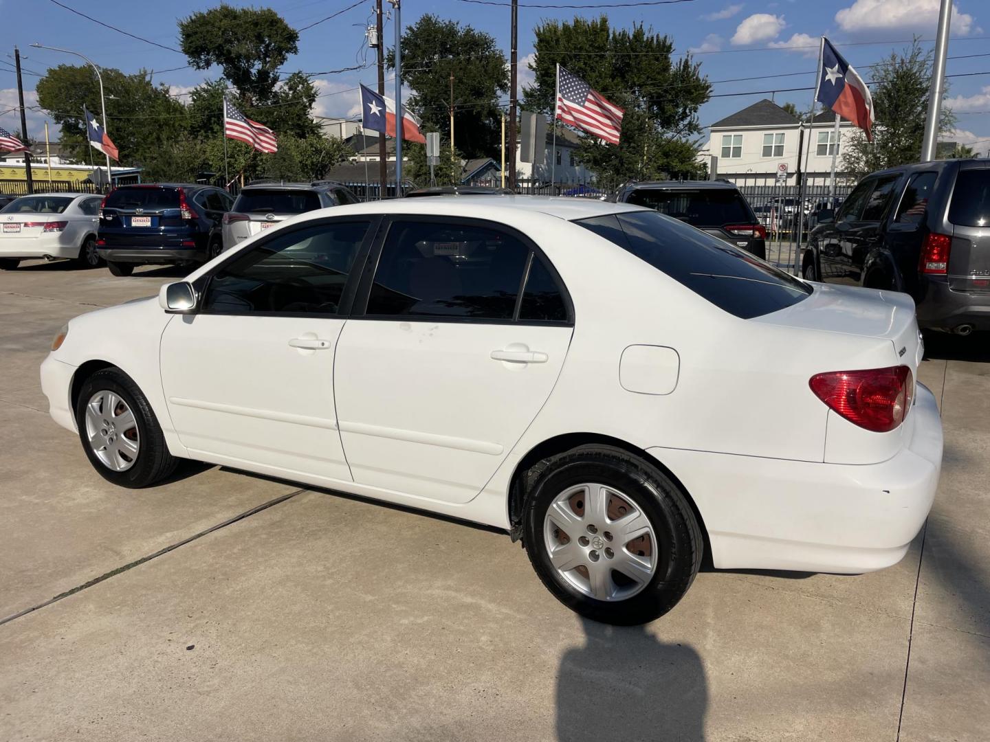 2006 White /Beige Toyota Corolla CE (1NXBR30E66Z) with an 1.8L L4 DOHC 16V engine, Automatic transmission, located at 1501 West 15th St., Houston, 77008, (713) 869-2925, 29.797941, -95.411789 - Photo#1