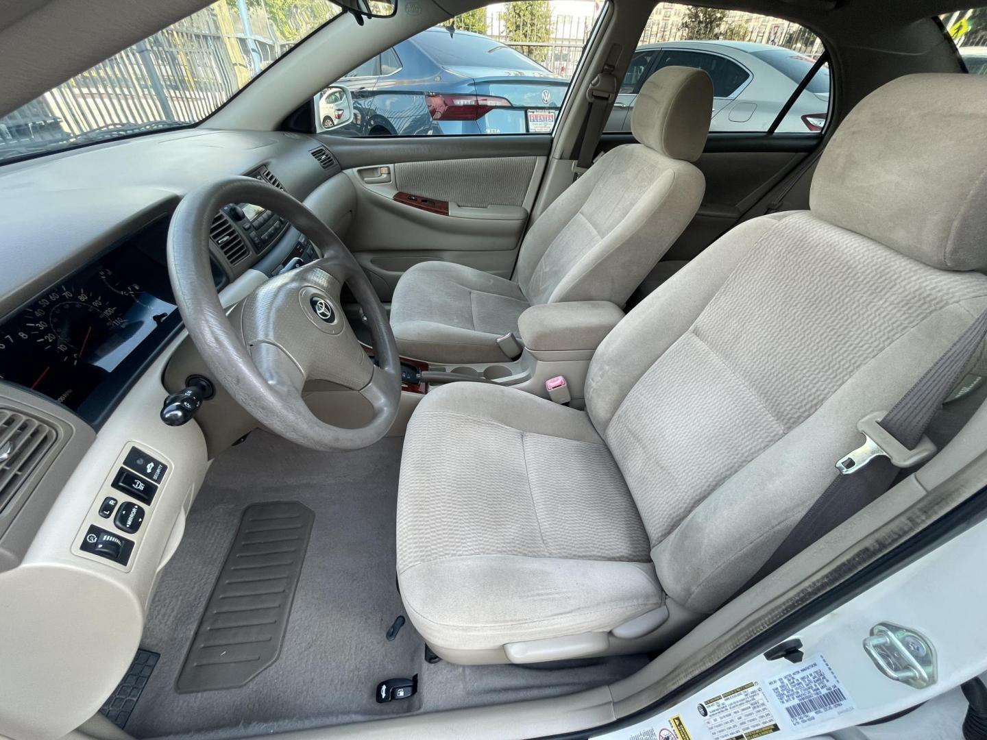 2006 White /Beige Toyota Corolla CE (1NXBR30E66Z) with an 1.8L L4 DOHC 16V engine, Automatic transmission, located at 1501 West 15th St., Houston, 77008, (713) 869-2925, 29.797941, -95.411789 - Photo#4