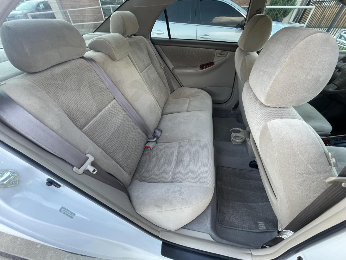 2006 White /Beige Toyota Corolla CE (1NXBR30E66Z) with an 1.8L L4 DOHC 16V engine, Automatic transmission, located at 1501 West 15th St., Houston, 77008, (713) 869-2925, 29.797941, -95.411789 - Photo#6