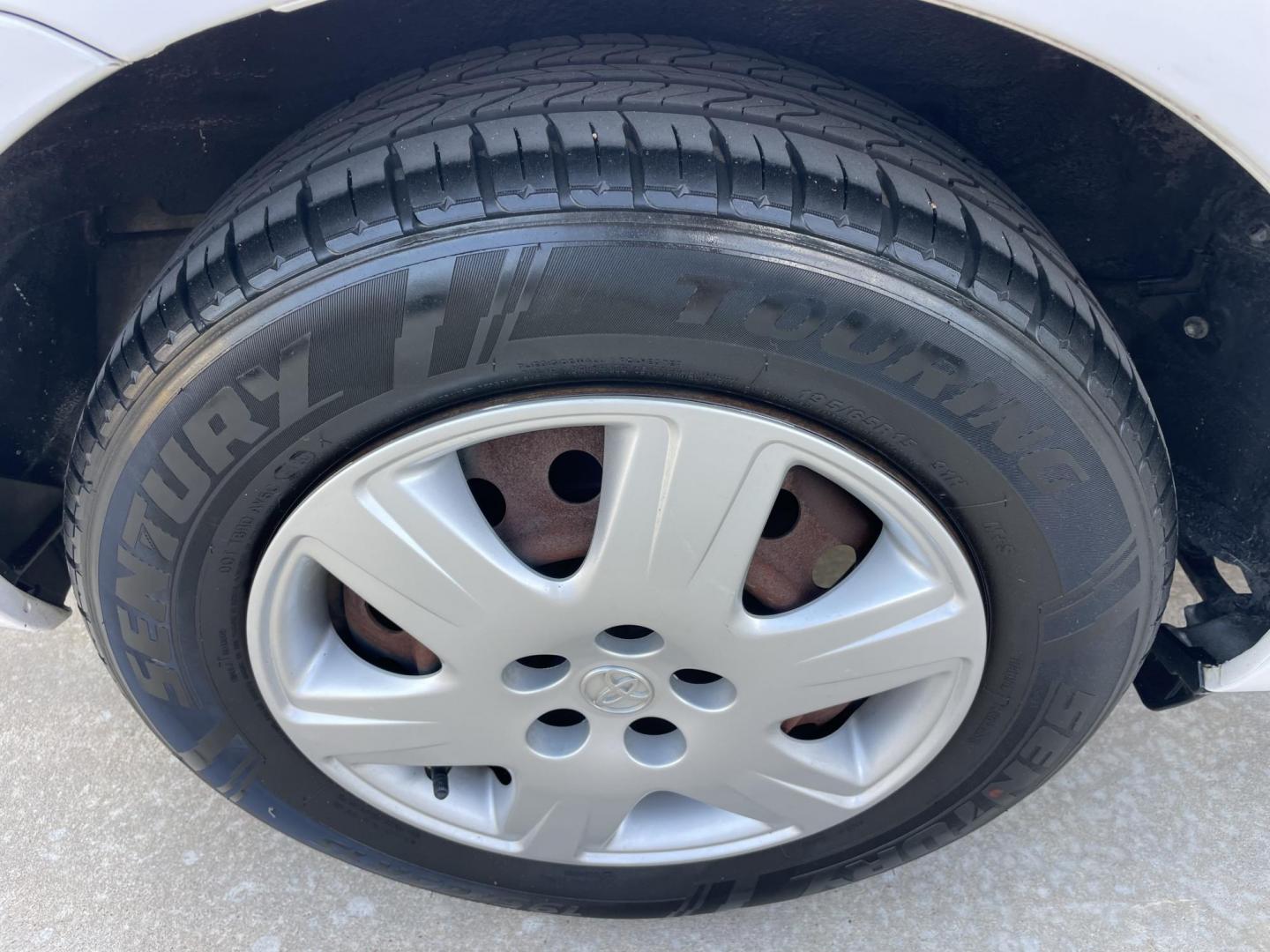 2006 White /Beige Toyota Corolla CE (1NXBR30E66Z) with an 1.8L L4 DOHC 16V engine, Automatic transmission, located at 1501 West 15th St., Houston, 77008, (713) 869-2925, 29.797941, -95.411789 - Photo#8