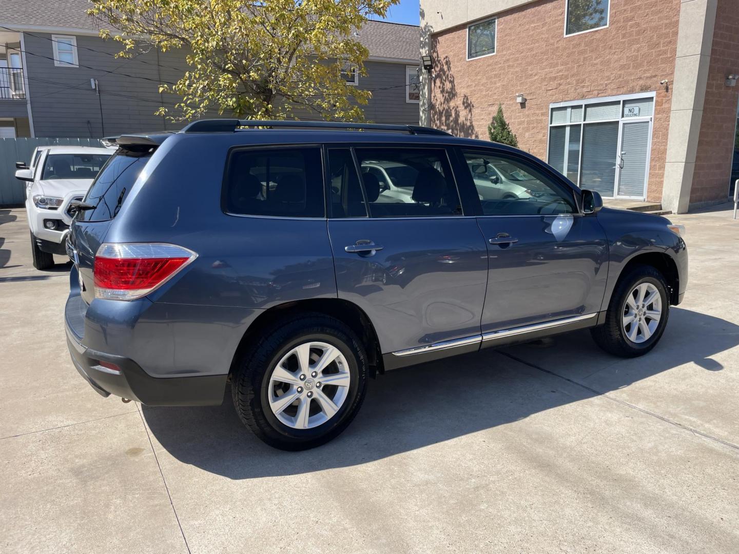 2011 Blue /Beige Toyota Highlander Base 2WD V6 (5TDZK3EH1BS) with an 3.5L V6 DOHC 24V engine, 5-Speed Automatic transmission, located at 1501 West 15th St., Houston, 77008, (713) 869-2925, 29.797941, -95.411789 - Photo#2