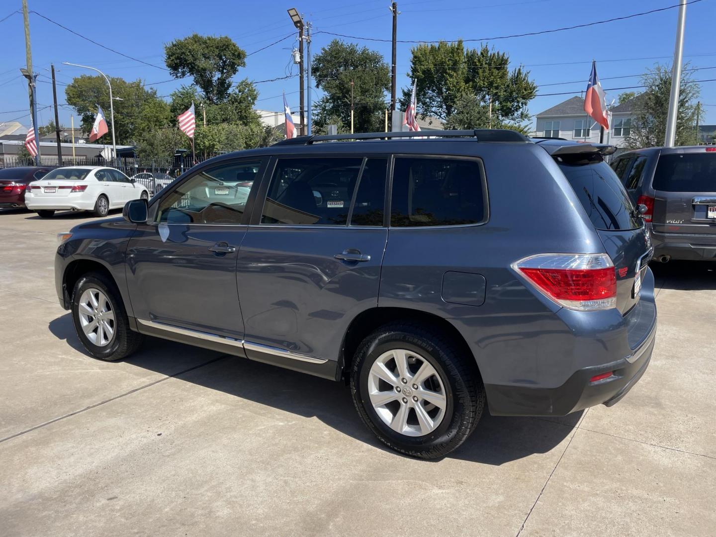 2011 Blue /Beige Toyota Highlander Base 2WD V6 (5TDZK3EH1BS) with an 3.5L V6 DOHC 24V engine, 5-Speed Automatic transmission, located at 1501 West 15th St., Houston, 77008, (713) 869-2925, 29.797941, -95.411789 - Photo#3