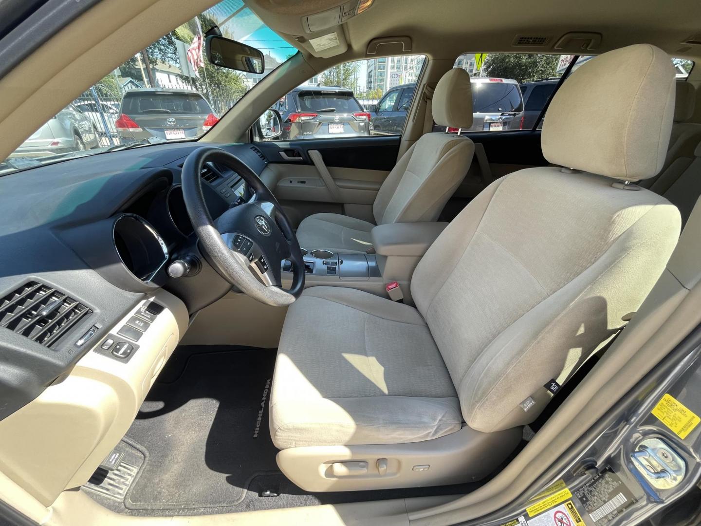 2011 Blue /Beige Toyota Highlander Base 2WD V6 (5TDZK3EH1BS) with an 3.5L V6 DOHC 24V engine, 5-Speed Automatic transmission, located at 1501 West 15th St., Houston, 77008, (713) 869-2925, 29.797941, -95.411789 - Photo#4
