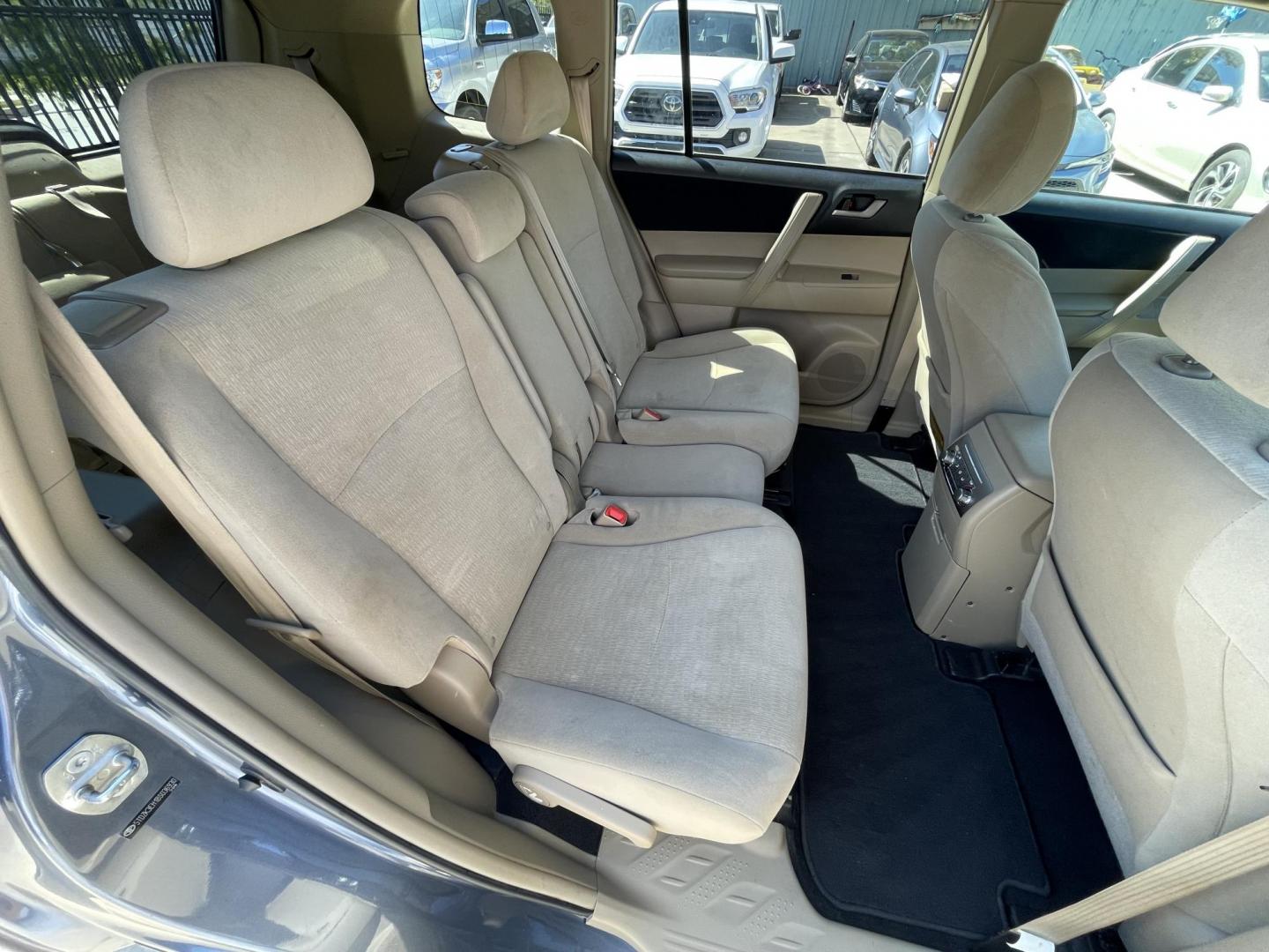 2011 Blue /Beige Toyota Highlander Base 2WD V6 (5TDZK3EH1BS) with an 3.5L V6 DOHC 24V engine, 5-Speed Automatic transmission, located at 1501 West 15th St., Houston, 77008, (713) 869-2925, 29.797941, -95.411789 - Photo#8