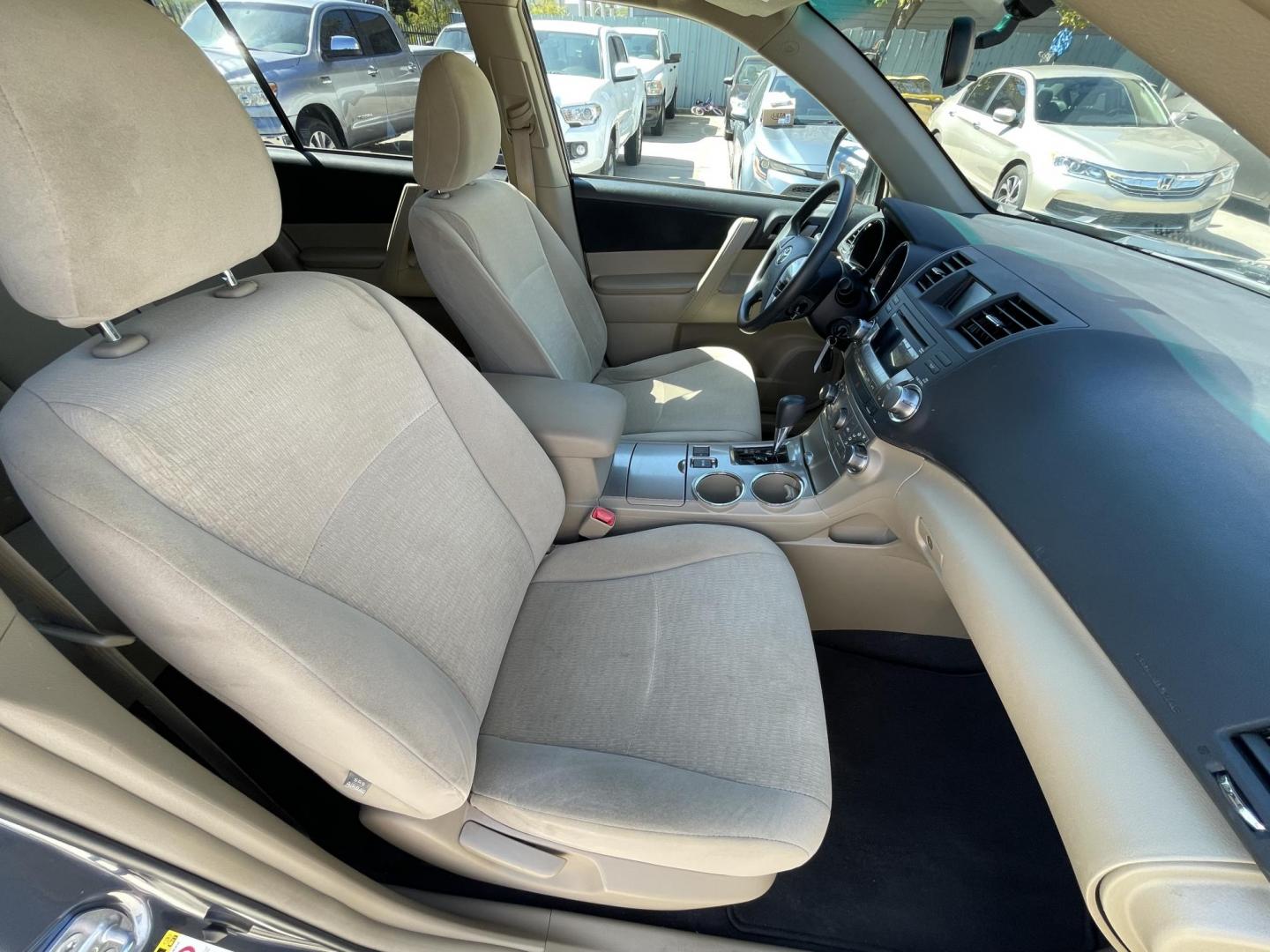 2011 Blue /Beige Toyota Highlander Base 2WD V6 (5TDZK3EH1BS) with an 3.5L V6 DOHC 24V engine, 5-Speed Automatic transmission, located at 1501 West 15th St., Houston, 77008, (713) 869-2925, 29.797941, -95.411789 - Photo#9