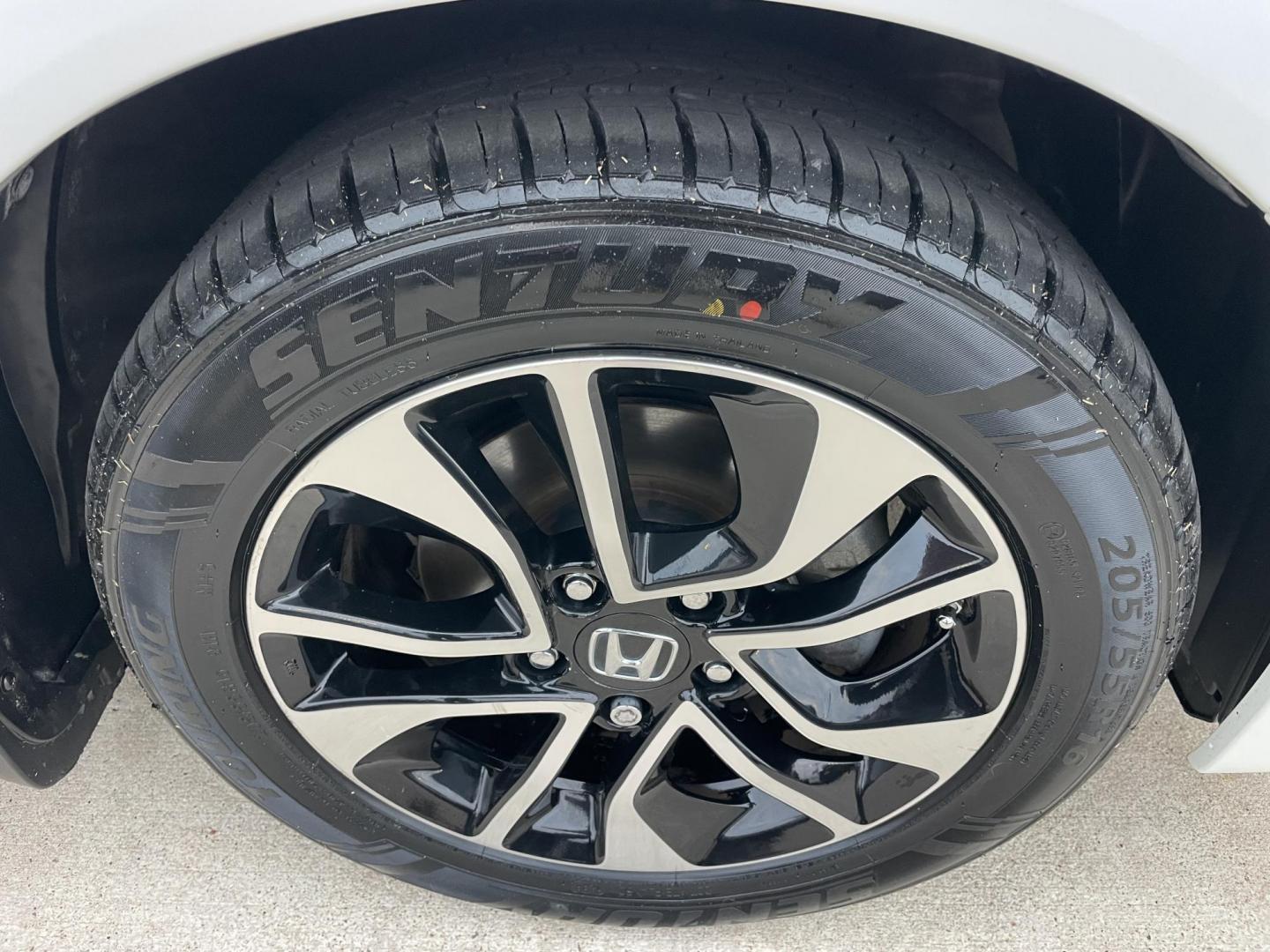 2013 White /Silver Honda Civic EX-L Sedan 5-Speed AT (19XFB2F99DE) with an 1.8L L4 SOHC 16V engine, 5-Speed Automatic transmission, located at 1501 West 15th St., Houston, 77008, (713) 869-2925, 29.797941, -95.411789 - Photo#4