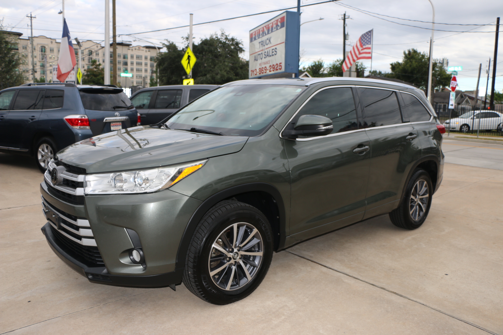 photo of 2017 Toyota Highlander SE FWD V6