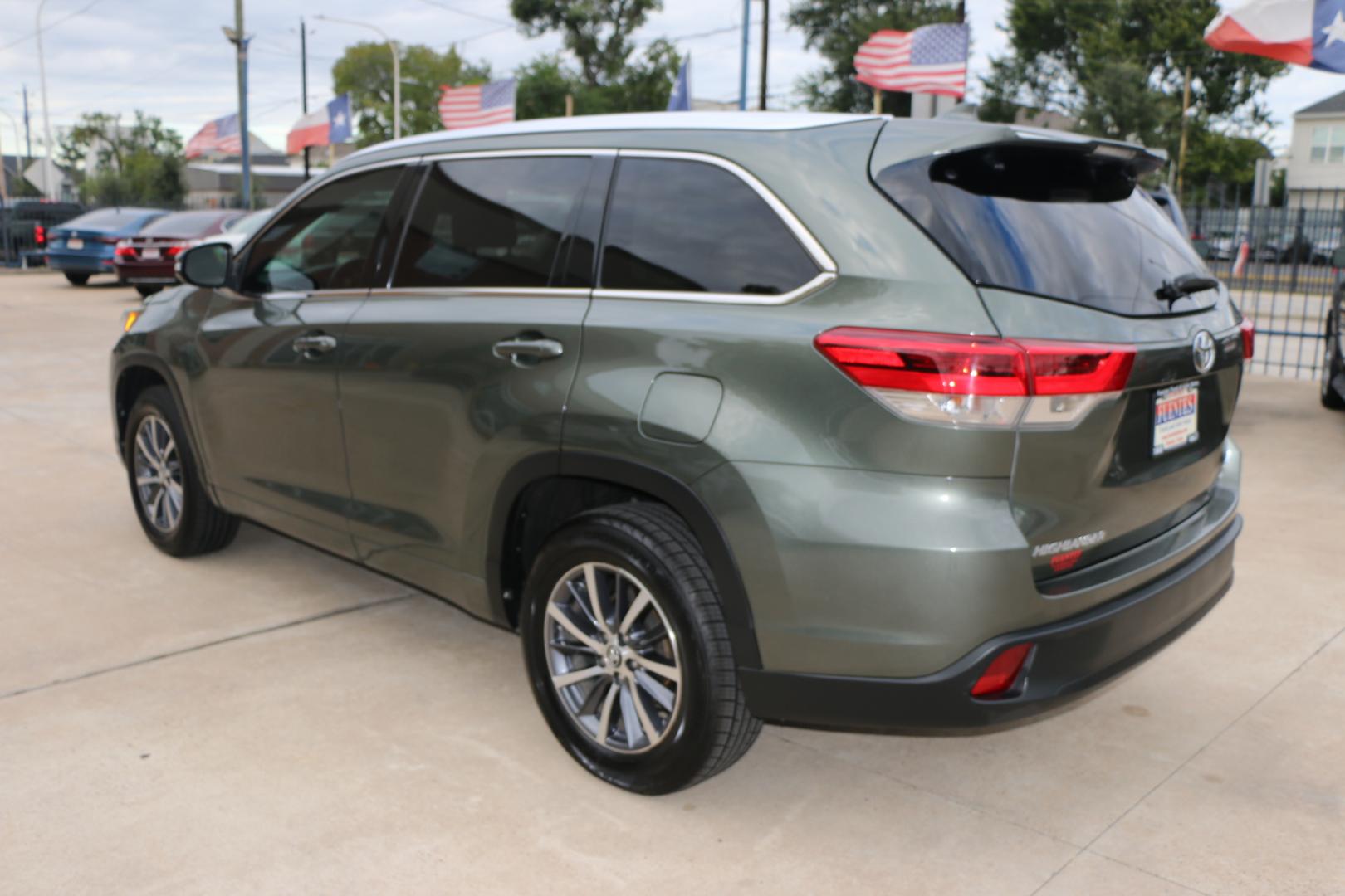 2017 Green /Silver Toyota Highlander SE FWD V6 (5TDKZRFH2HS) with an 3.5L V6 DOHC 24V engine, 6A transmission, located at 1501 West 15th St., Houston, 77008, (713) 869-2925, 29.797941, -95.411789 - Photo#3