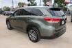 2017 Green /Silver Toyota Highlander SE FWD V6 (5TDKZRFH2HS) with an 3.5L V6 DOHC 24V engine, 6A transmission, located at 1501 West 15th St., Houston, 77008, (713) 869-2925, 29.797941, -95.411789 - Photo#3