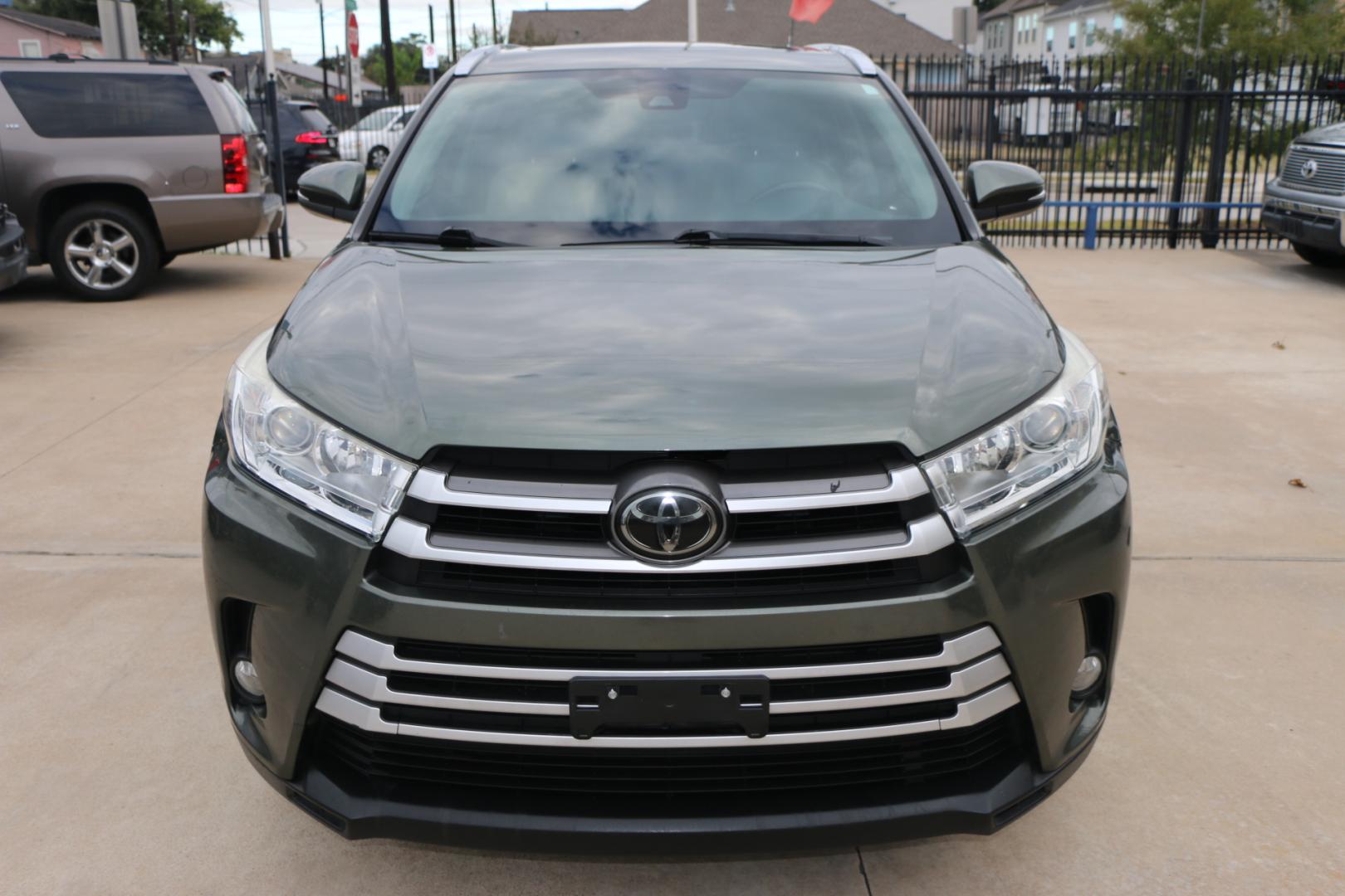 2017 Green /Silver Toyota Highlander SE FWD V6 (5TDKZRFH2HS) with an 3.5L V6 DOHC 24V engine, 6A transmission, located at 1501 West 15th St., Houston, 77008, (713) 869-2925, 29.797941, -95.411789 - Photo#4