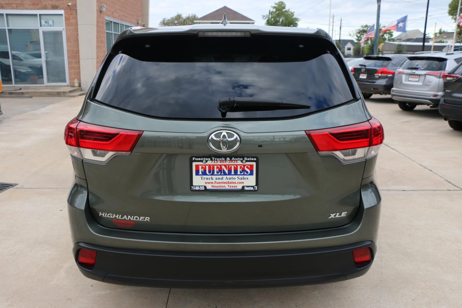 2017 Green /Silver Toyota Highlander SE FWD V6 (5TDKZRFH2HS) with an 3.5L V6 DOHC 24V engine, 6A transmission, located at 1501 West 15th St., Houston, 77008, (713) 869-2925, 29.797941, -95.411789 - Photo#5